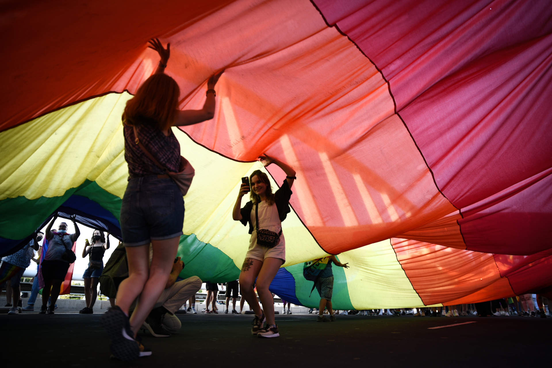 Dos chicas participan en una manifestación convocada por el Día Internacional del Orgullo LGTBI.