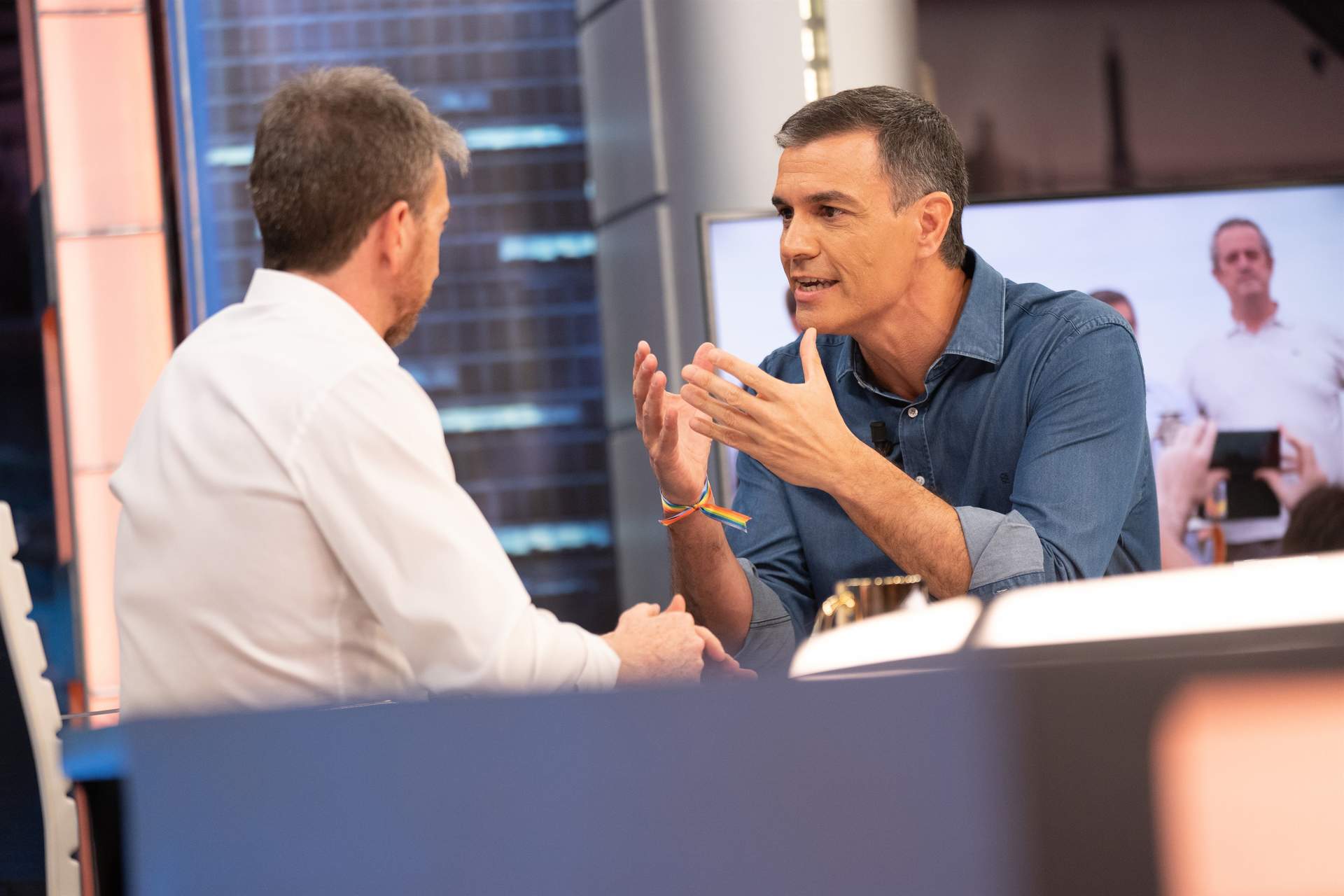 Pedro Sánchez, en El Hormiguero, portando una pulsera con la bandera LGTBI.