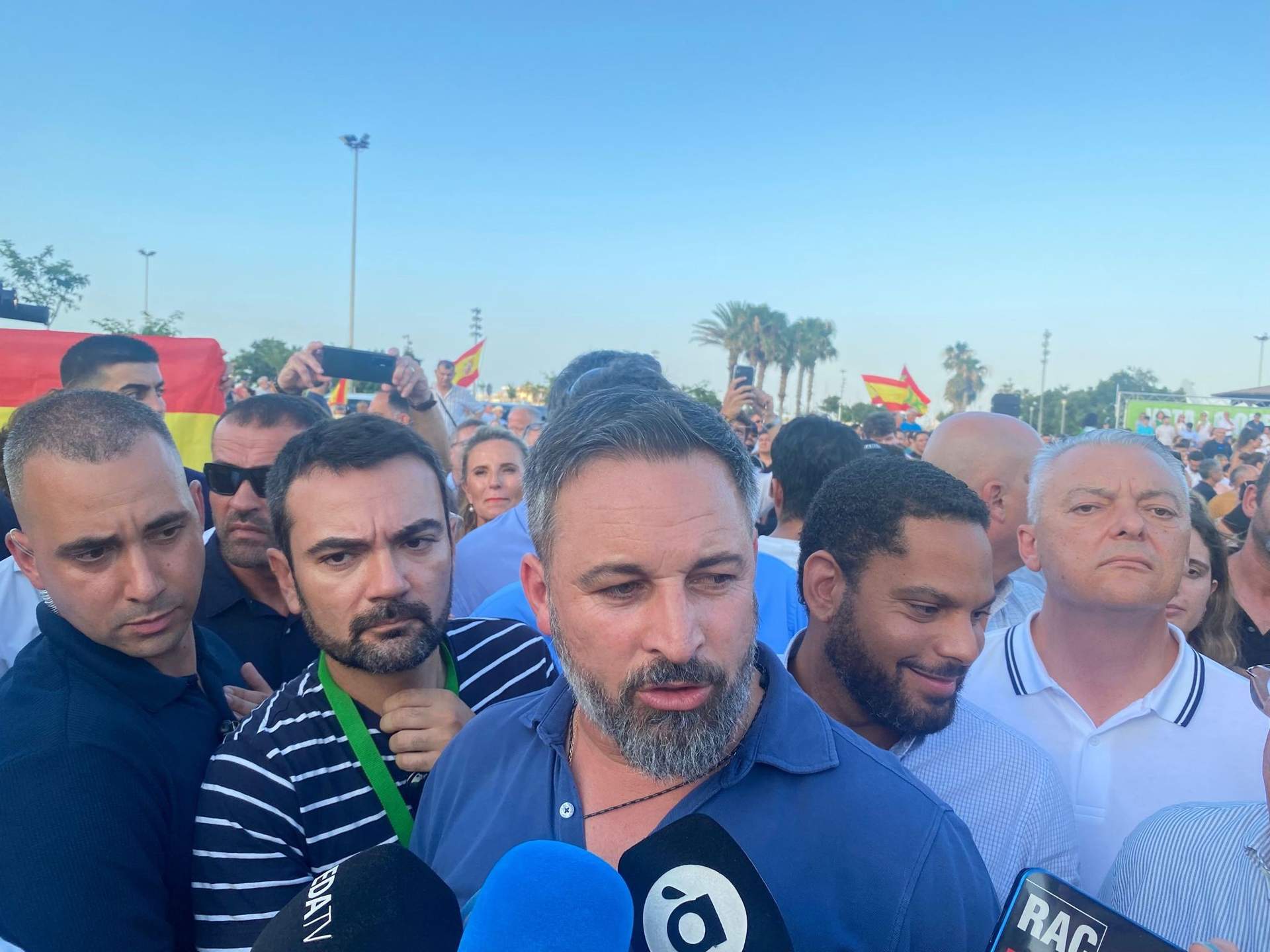 Cargar máis
El líder de Vox, Santiago Abascal, atiende a los medios antes de participar en un acto en València.