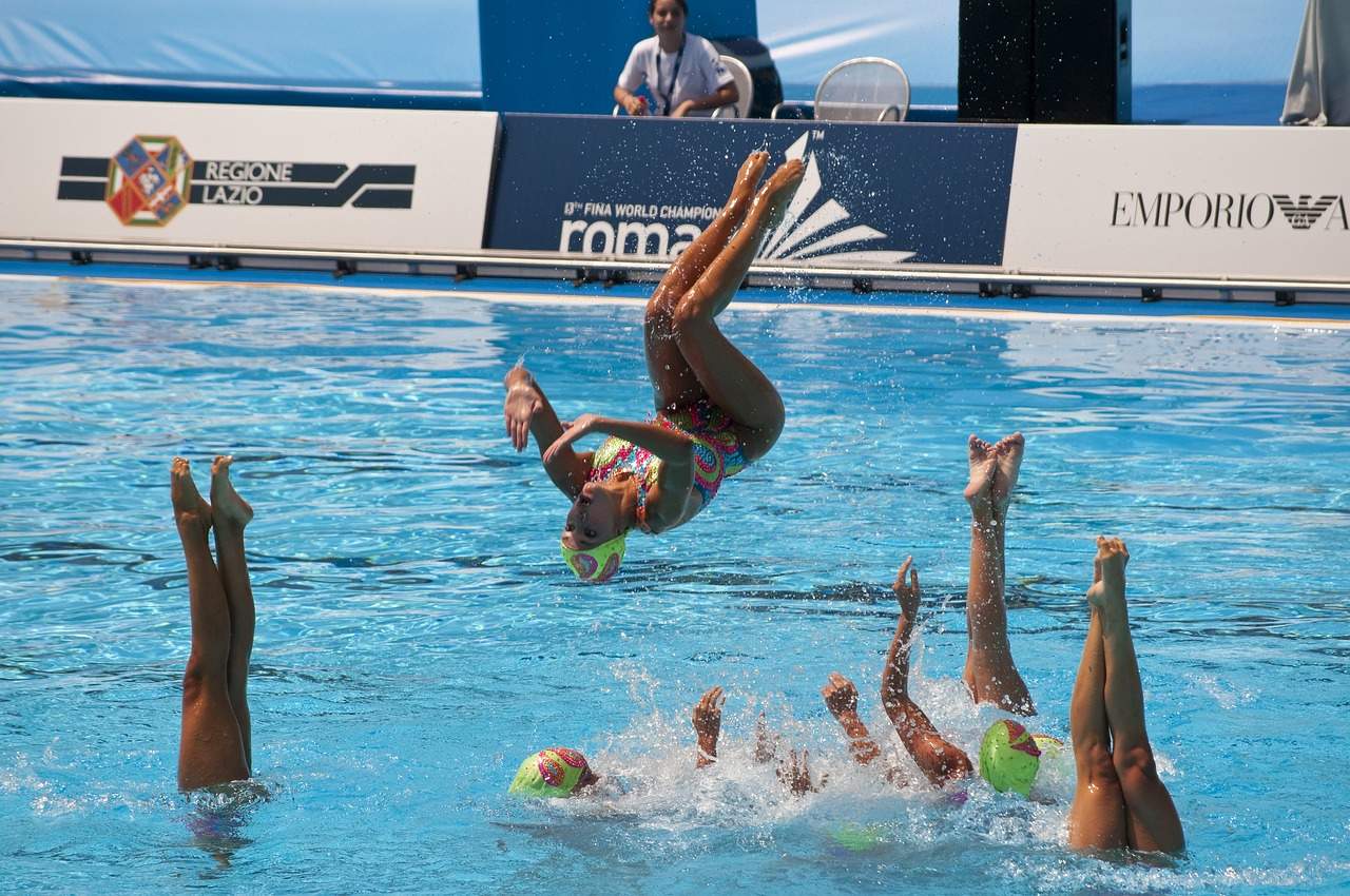 Guinda para el equipo de natación sincronizada por ganar el oro en los Mundiales de Japón