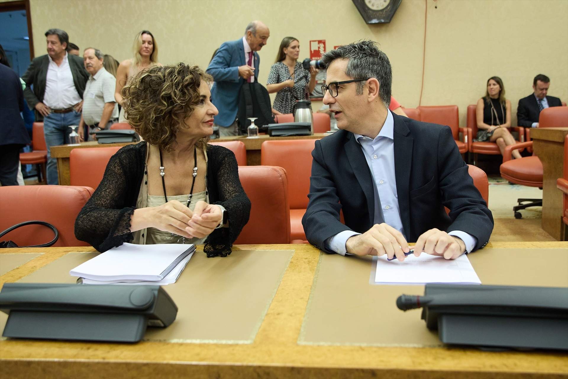 La ministra de Hacienda y Función Pública, María Jesús Montero, y el ministro de la Presidencia, Relaciones con las Cortes y Memoria Democrática, Félix Bolaños, conversan durante la reunión de la Diputación Permanente del Congreso de los Diputados, a 26 de julio de 2023, en Madrid (España).