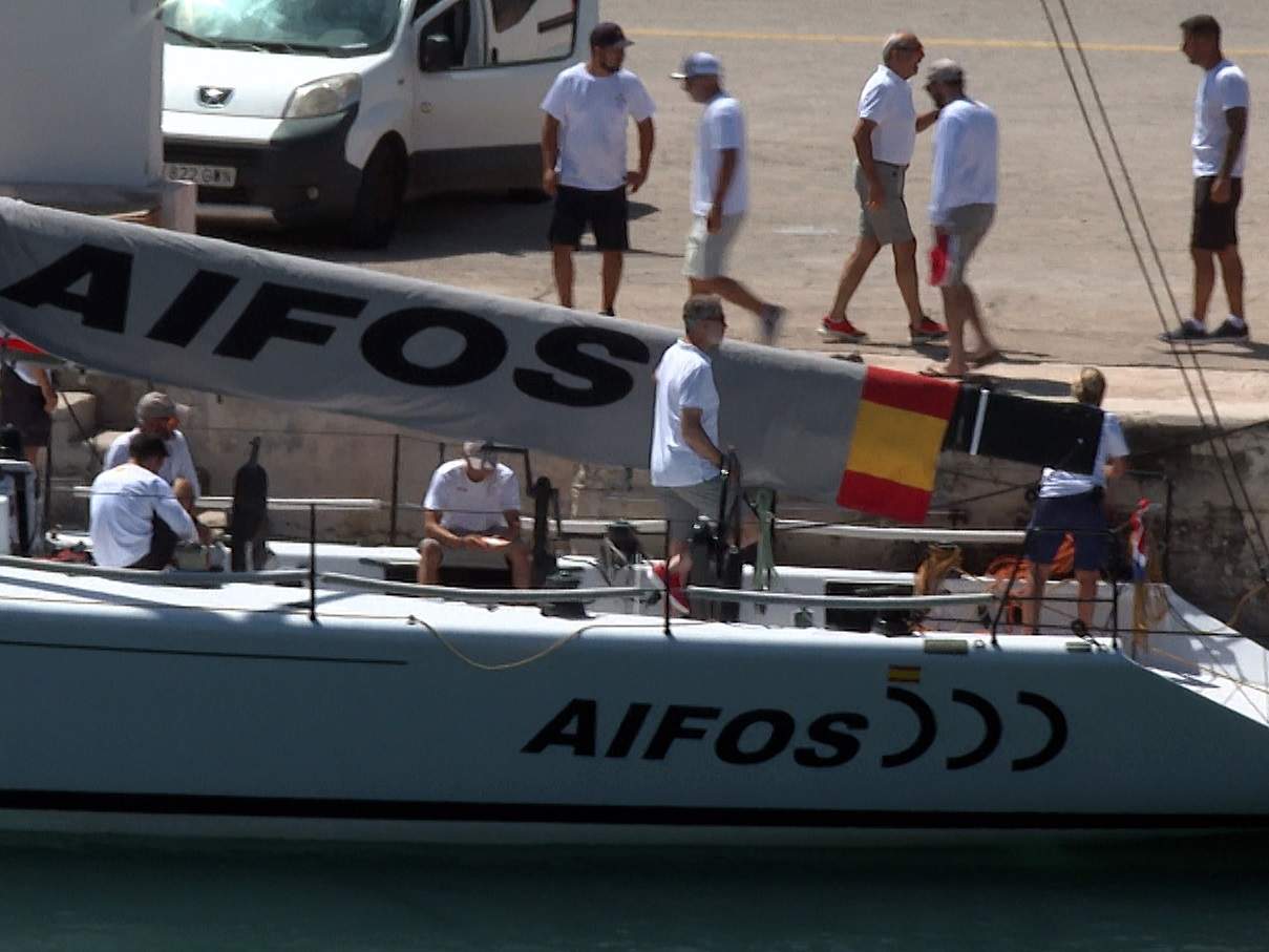 El rey Felipe VI a bordo del 'Aifos 500'.