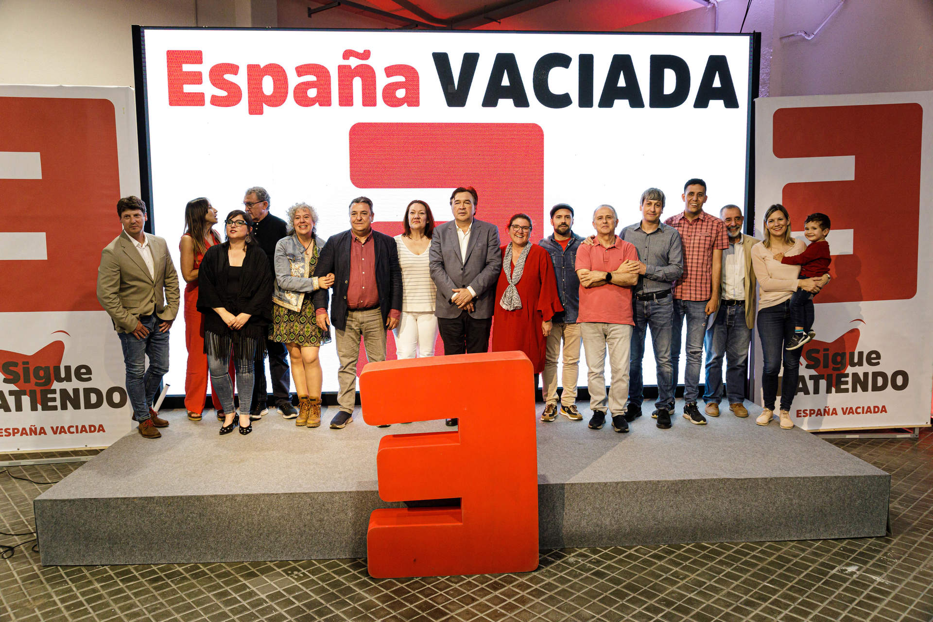 Foto de familia de un acto de precampaña de España Vaciada, en el Espacio Rastro Madrid, a 29 de abril de 2023, en Madrid.
