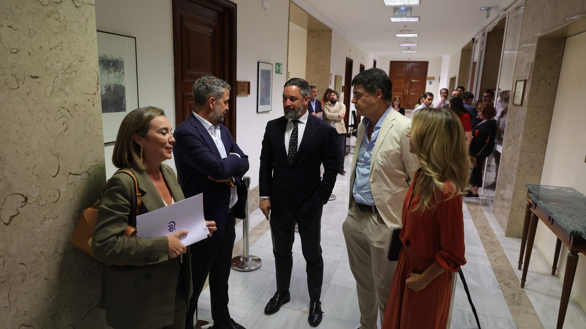 La secretaria general del PP, Cuca Gamarra (1i), el líder de Vox, Santiago Abascal (c) y la diputada del PP, Cayetana Álvarez de Toledo (1d) en el Congreso, a 16 de agosto de 2023, en Madrid.