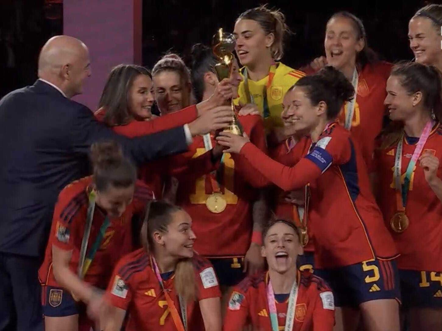 La selección española de fútbol femenino con la Reina Letizia.