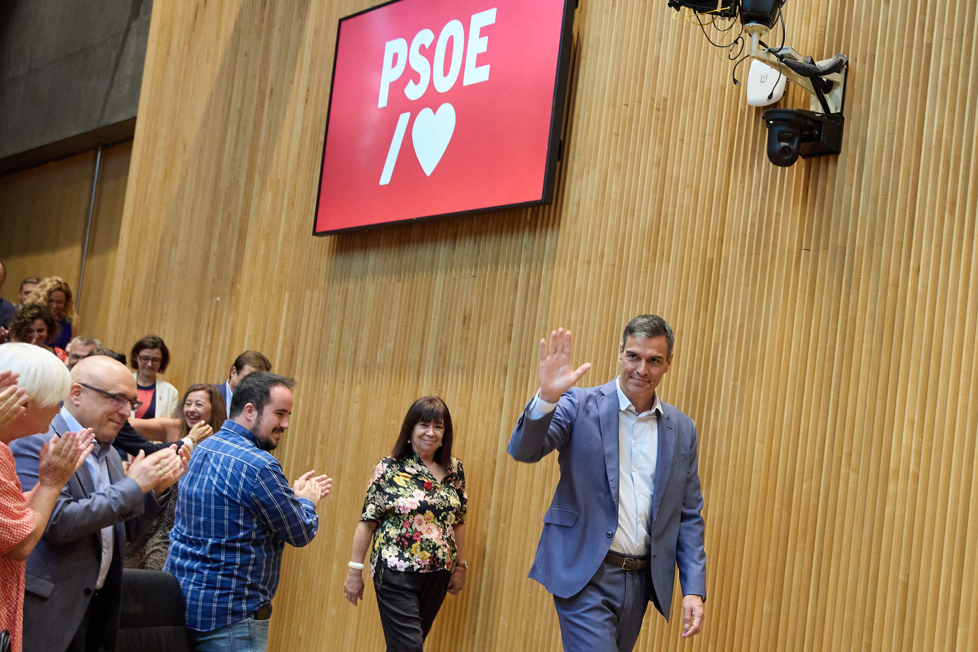 El presidente del Gobierno en funciones y secretario general del PSOE, Pedro Sánchez y la senadora y presidenta del PSOE, Cristina Narbona a su llegada a la reunión de diputados y senadores de la XV Legislatura, en el Congreso.