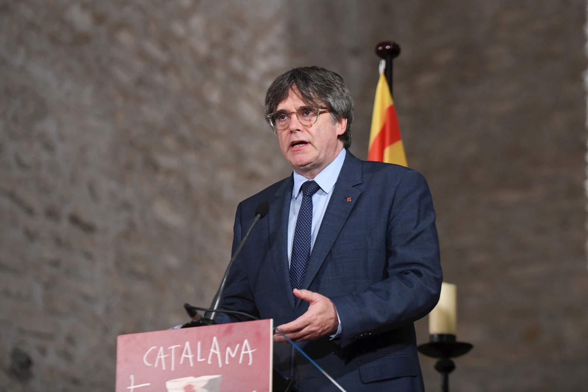 El expresidente de la Generalitat Carles Puigdemont interviene durante el homenaje al músico Pau Casals a los 50 años de su muerte en el exilio, en la Abadía de Sant Miquel de Cuixà, a 21 de agosto de 2023, en Codalet (Francia).