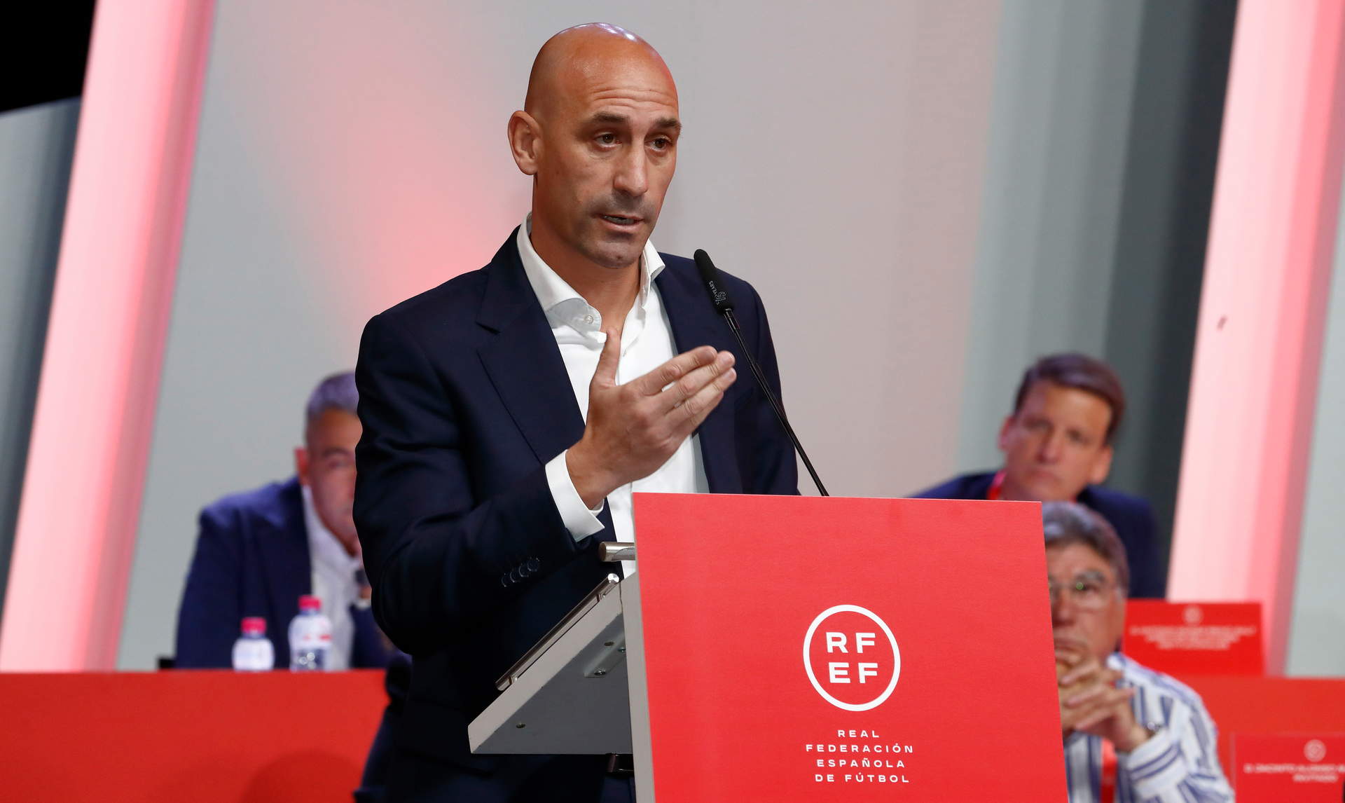 El presidente de la Real Federación Española de Fútbol (RFEF), Luis Rubiales, ofrece una rueda de prensa en la Asamblea General Extraordinaria, en la Ciudad del Fútbol de Las Rozas, a 25 de agosto de 2023, en Madrid.