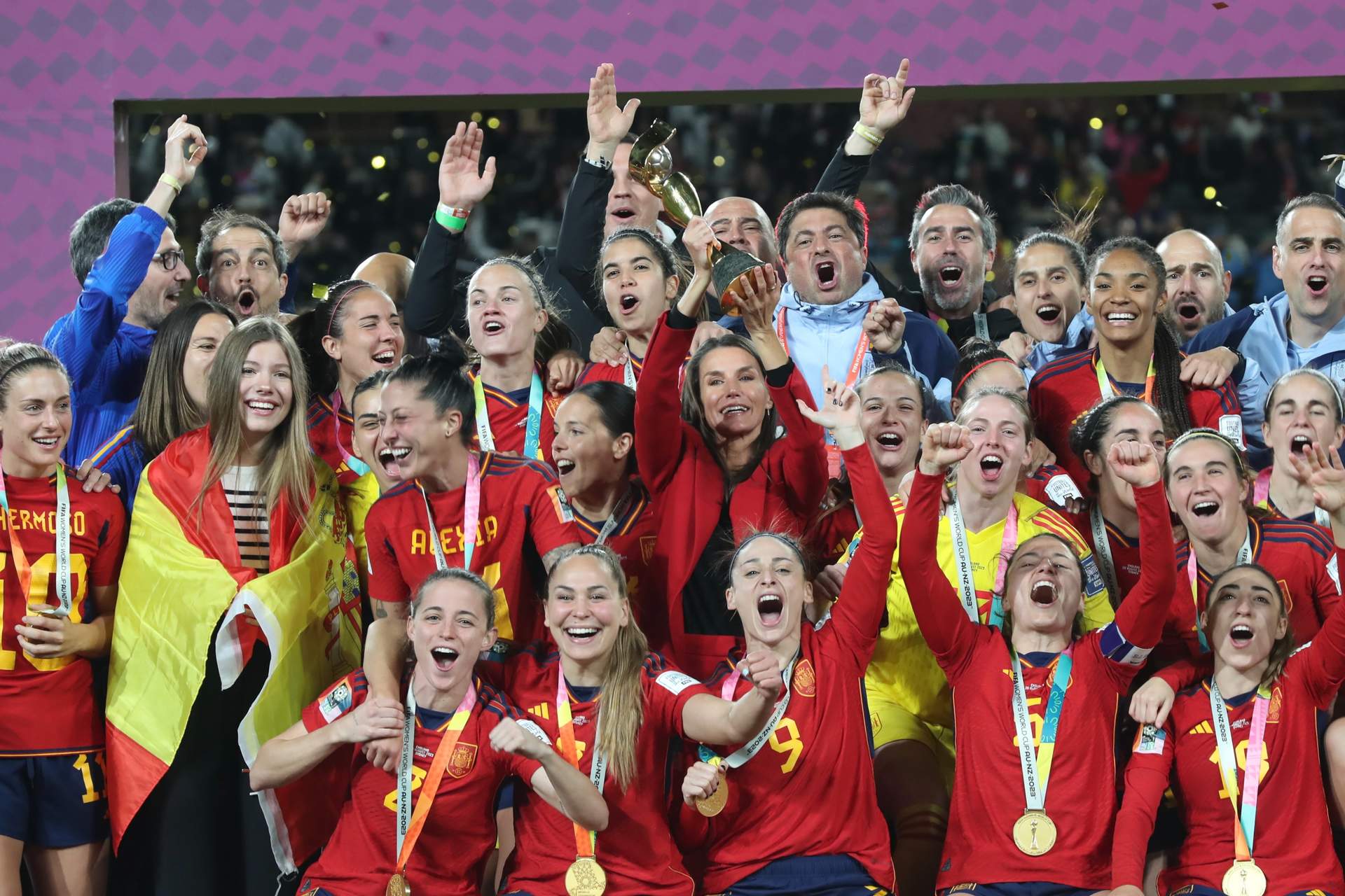 La Reina y la Infanta Sofía celebran con las jugadoras y el equipo técnico de la Selección Española Femenina de Fútbol su victoria en la final de la #FIFAWWC.