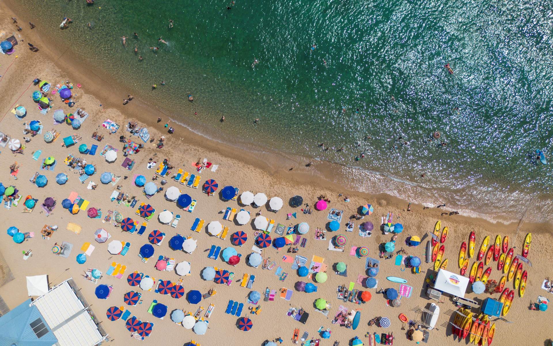 Numerosas personas disfrutan de un día de playa en la Costa Brava. Lorena Sopêna / Europa Press