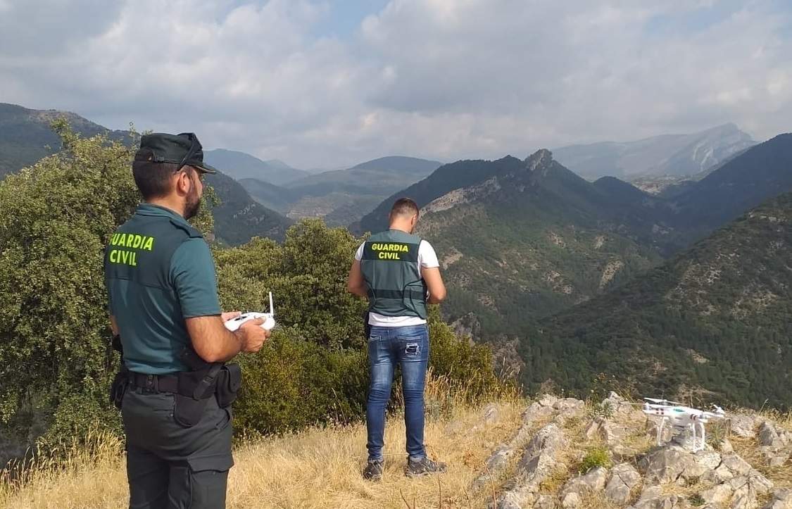 Guardias civiles buscan con un dron a un hombre perdido en los Pirineos.