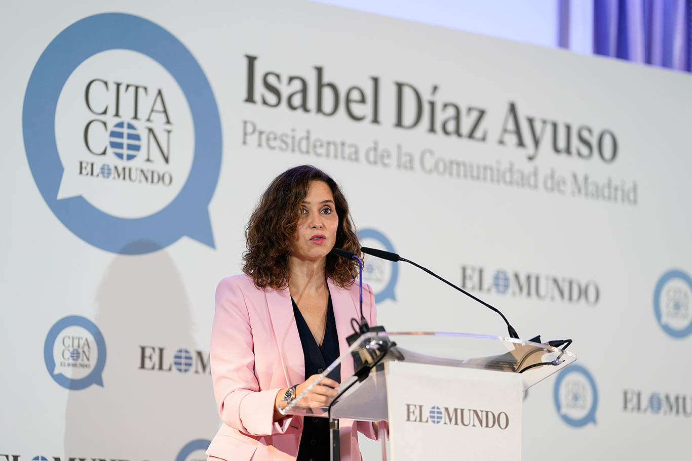 Isabel Díaz Ayuso ficha a Alfonso J. Ussía y Julio Valdeón para redactarle los discursos