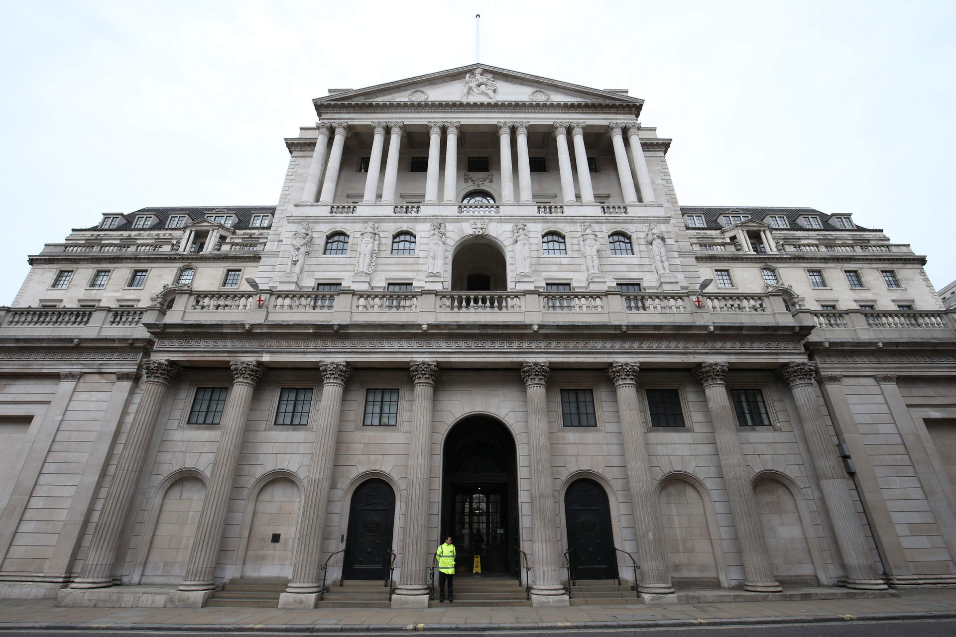 El Banco de Inglaterra decide mantener los tipos de interÃ©s en el 5,25% tras una reuniÃ³n muy dividida