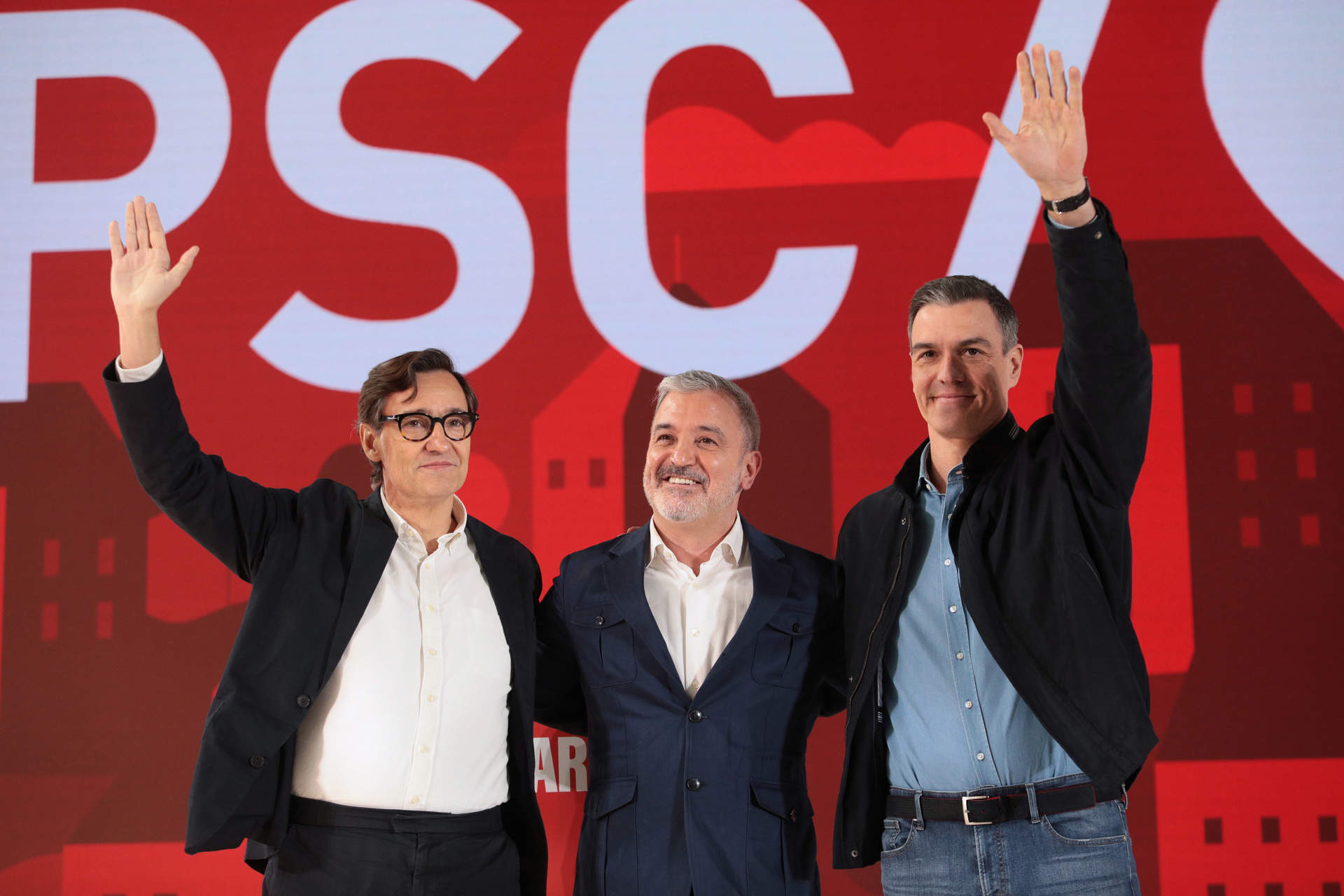 De izquierda a derecha. El líder del PSC, Salvador Illa; el secretario general del PSOE y presidente del Gobierno, Pedro Sánchez; y el candidato socialista a la alcaldía de Barcelona Jaume Collboni.