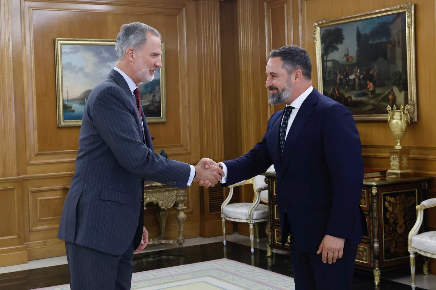 Su Majestad el Rey recibe el saludo del representante de VOX, Don Santiago Abascal Conde

Palacio de La Zarzuela. Madrid, 02.10.2023
