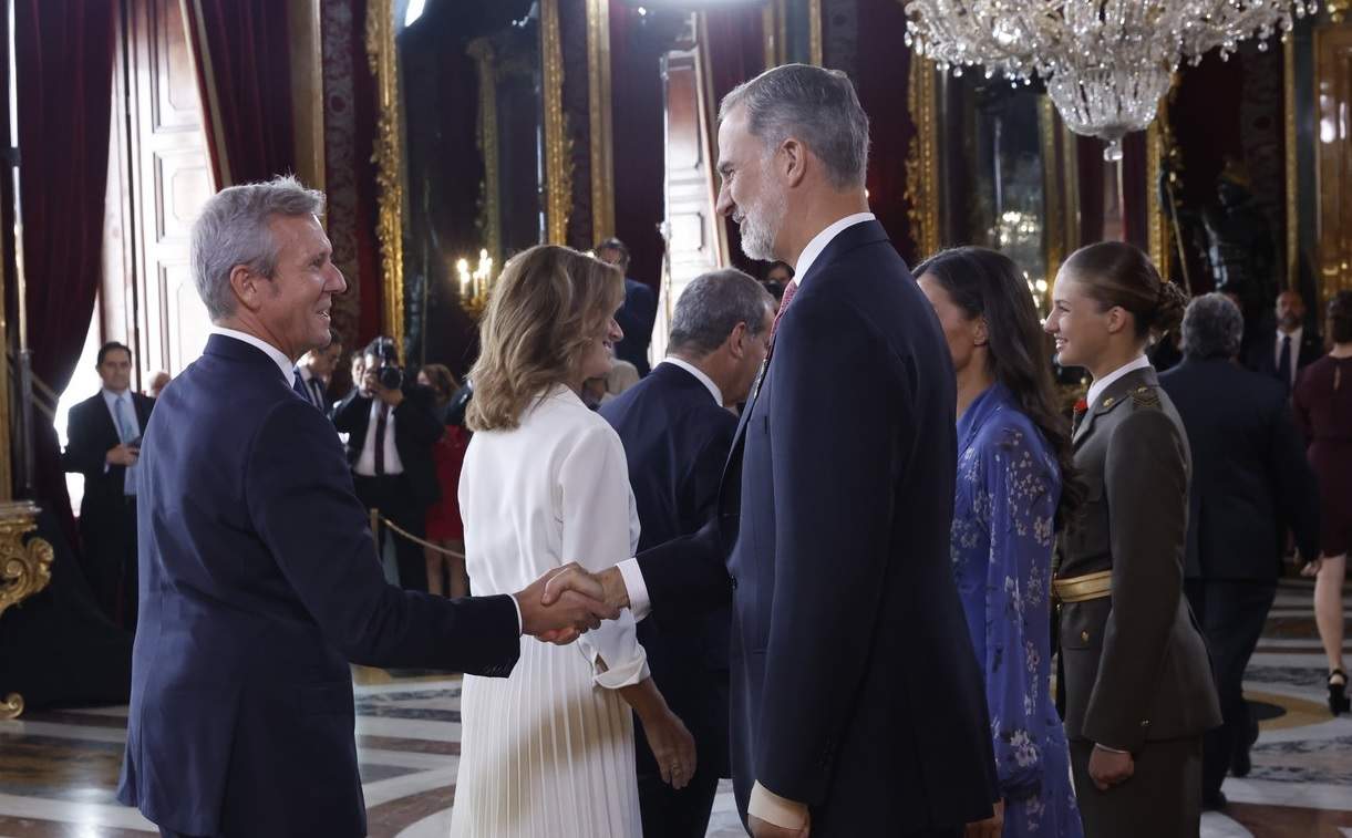 Los reyes y la princesa de Asturias saludan a los invitados a la recepción en el Palacio Real de Madrid (Foto:  Casa de S.M. el Rey).