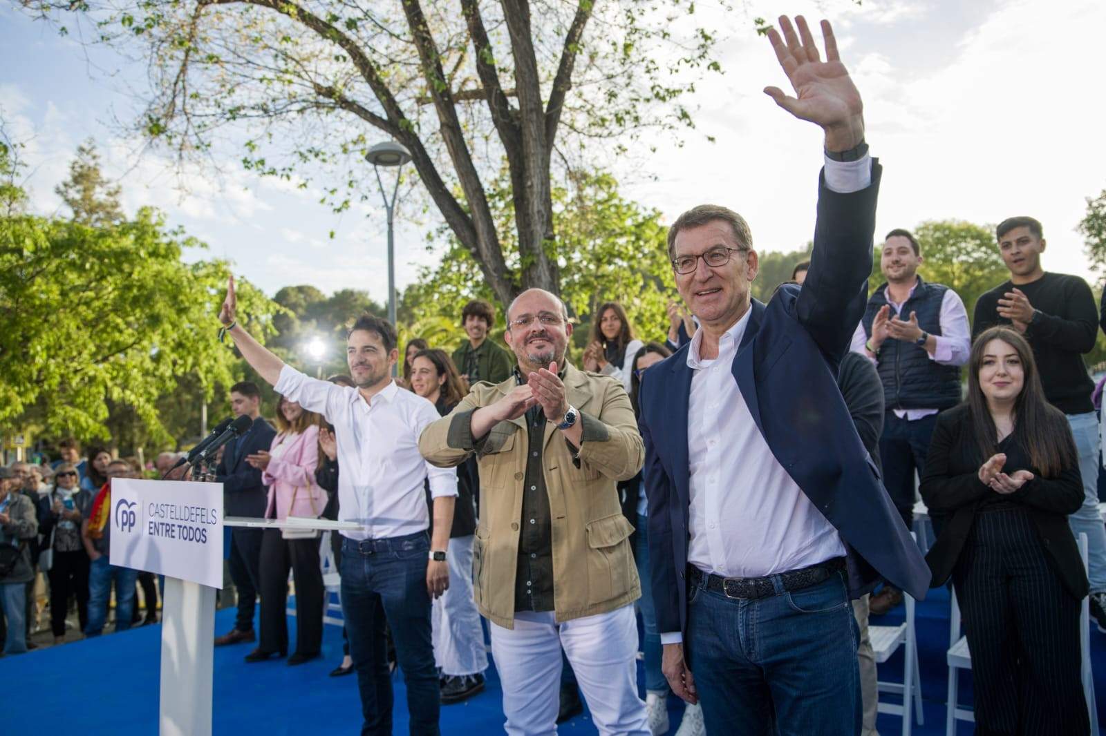 El líder del PP, Alberto Núñez Feijóo, el candidato a la alcaldía de Castelldefels (Barcelona), Manu Reyes, y el presidente del PP de Catalunya, Alejandro Fernández.