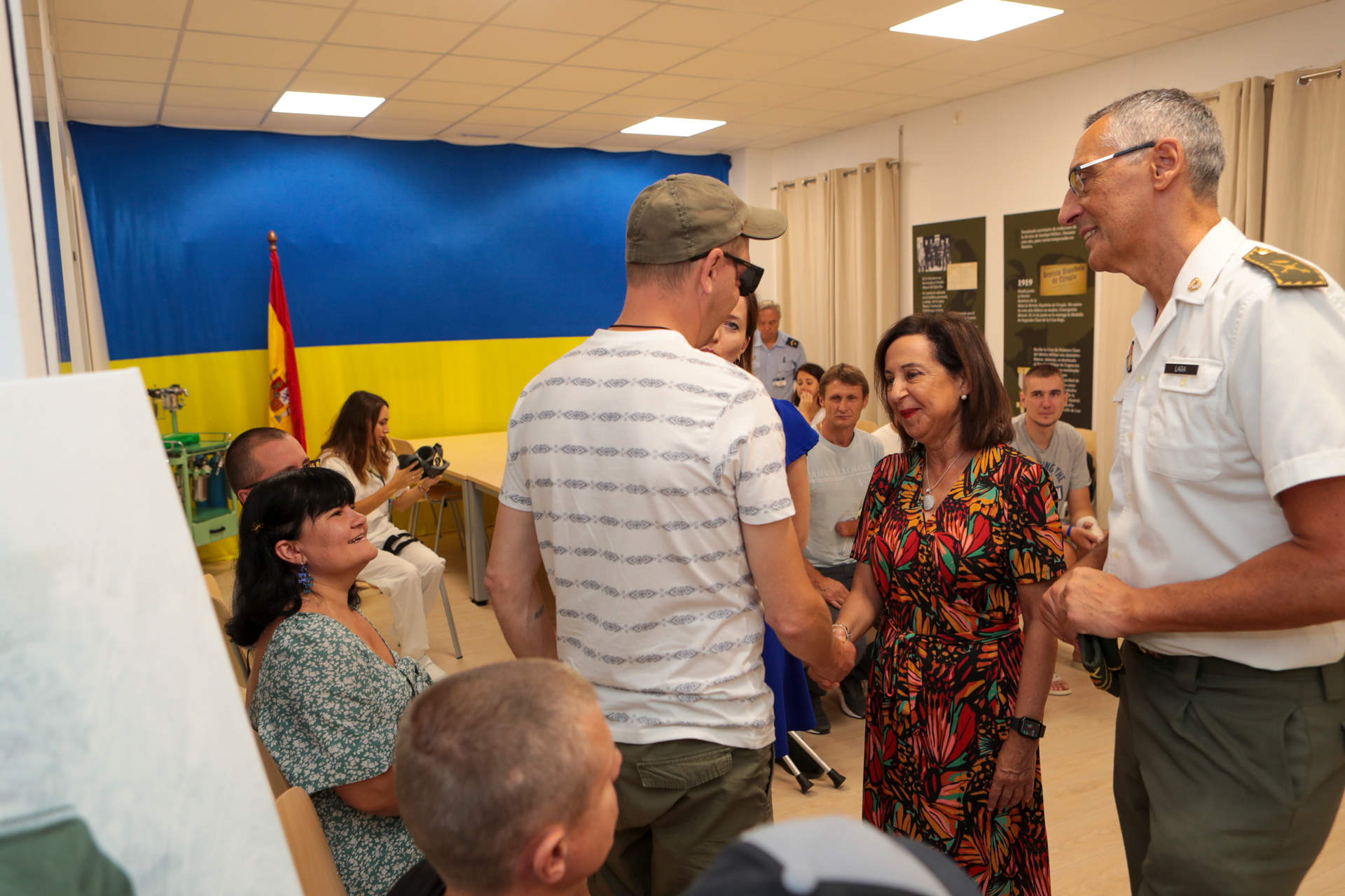 Una visita anterior de Margarita Robles a los heridos ucranianos del hospital de Zaragoza (Foto: Iñaki Gómez / MDE).