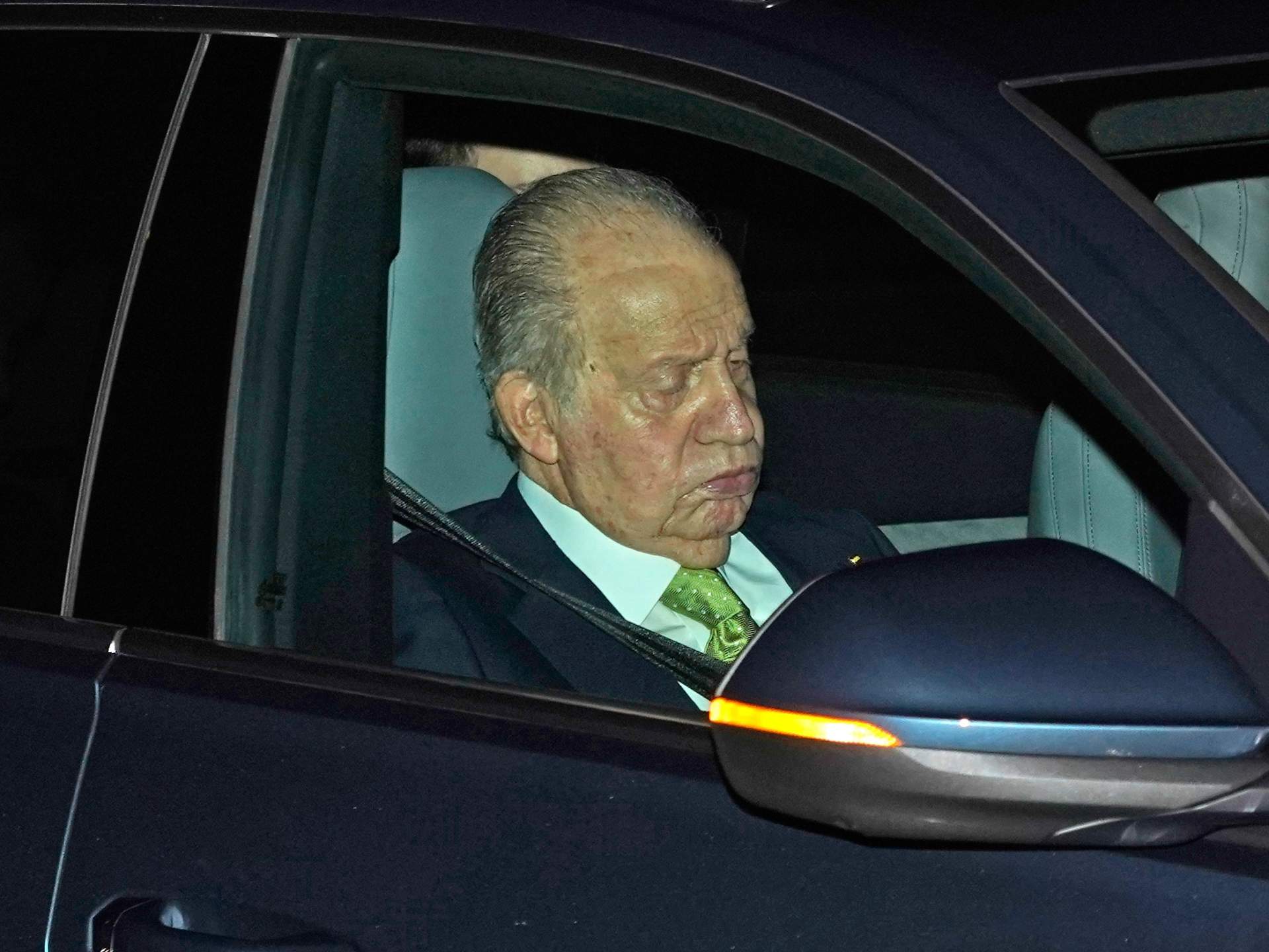 El Rey Juan Carlos llega al aeropuerto para regresar a Abu Dabi  tras haber asistido a la celebración de 18 cumpleaños de su nieta, la Princesa Leonor, a 31 de octubre de 2023, en MAdrid (España)