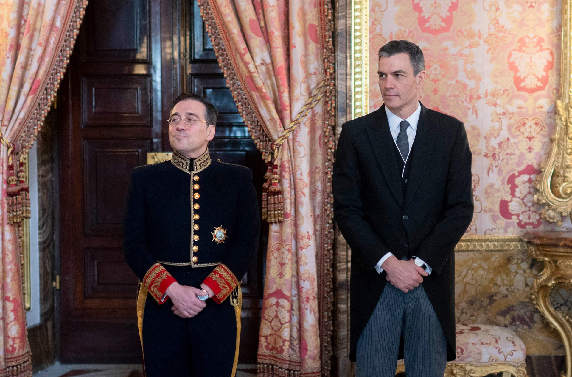 El presidente del Gobierno, Pedro Sánchez (d), y el ministro de Asuntos Exteriores, Unión Europea y Cooperación, José Manuel Albares, durante la recepción al cuerpo diplomático acreditado en España, en el Palacio Real, a 25 de enero de 2023.