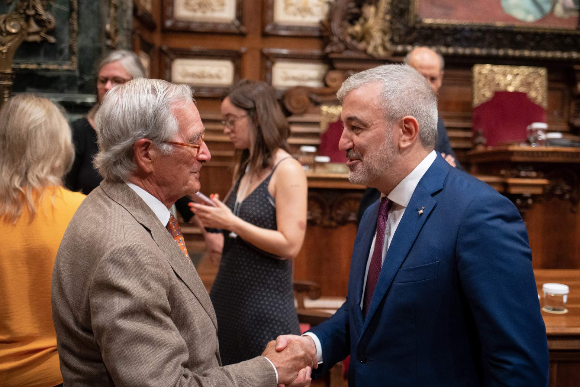 El líder de Junts en el Ayuntamiento de Barcelona, Xavier Trias (i), saluda al alcalde de Barcelona, Jaume Collboni (d), en una imagen de archivo.