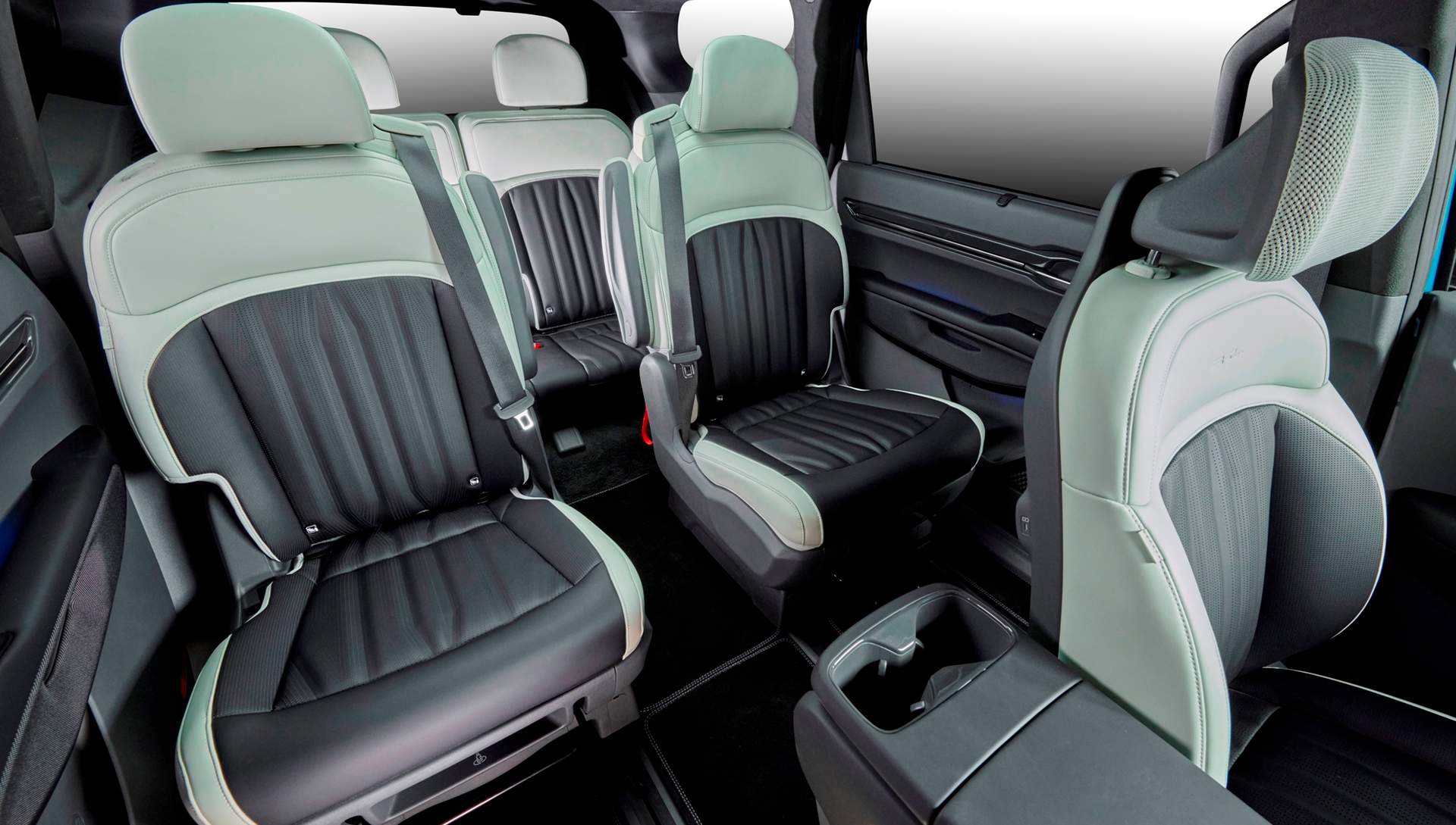 La versión de 6 plazas equipa asientos tipo Relax en la primera y segunda fila. Estos asientos son calefactables, van ventilados e incluyen reposapiés extensible.