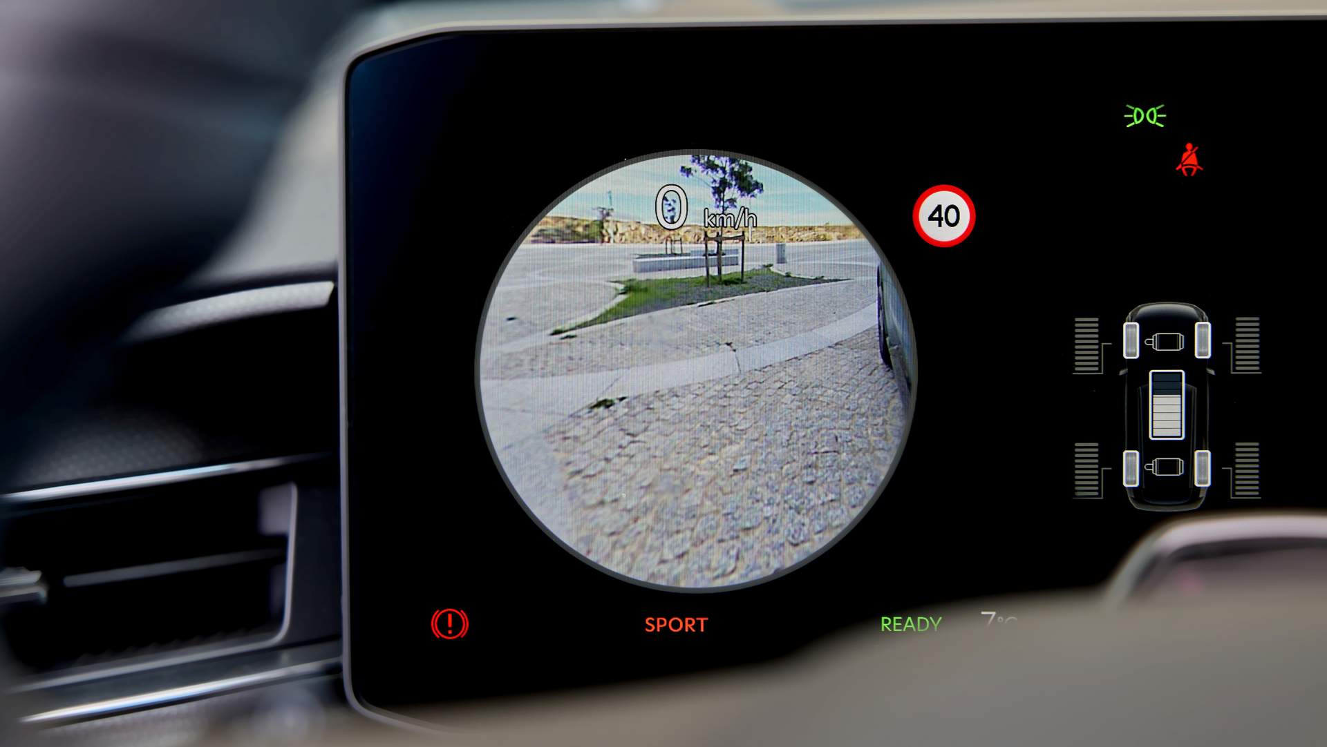 El monitor de ángulo muerto muestra en el cuadro de instrumentos la vista lateral trasera al accionar los intermitentes.