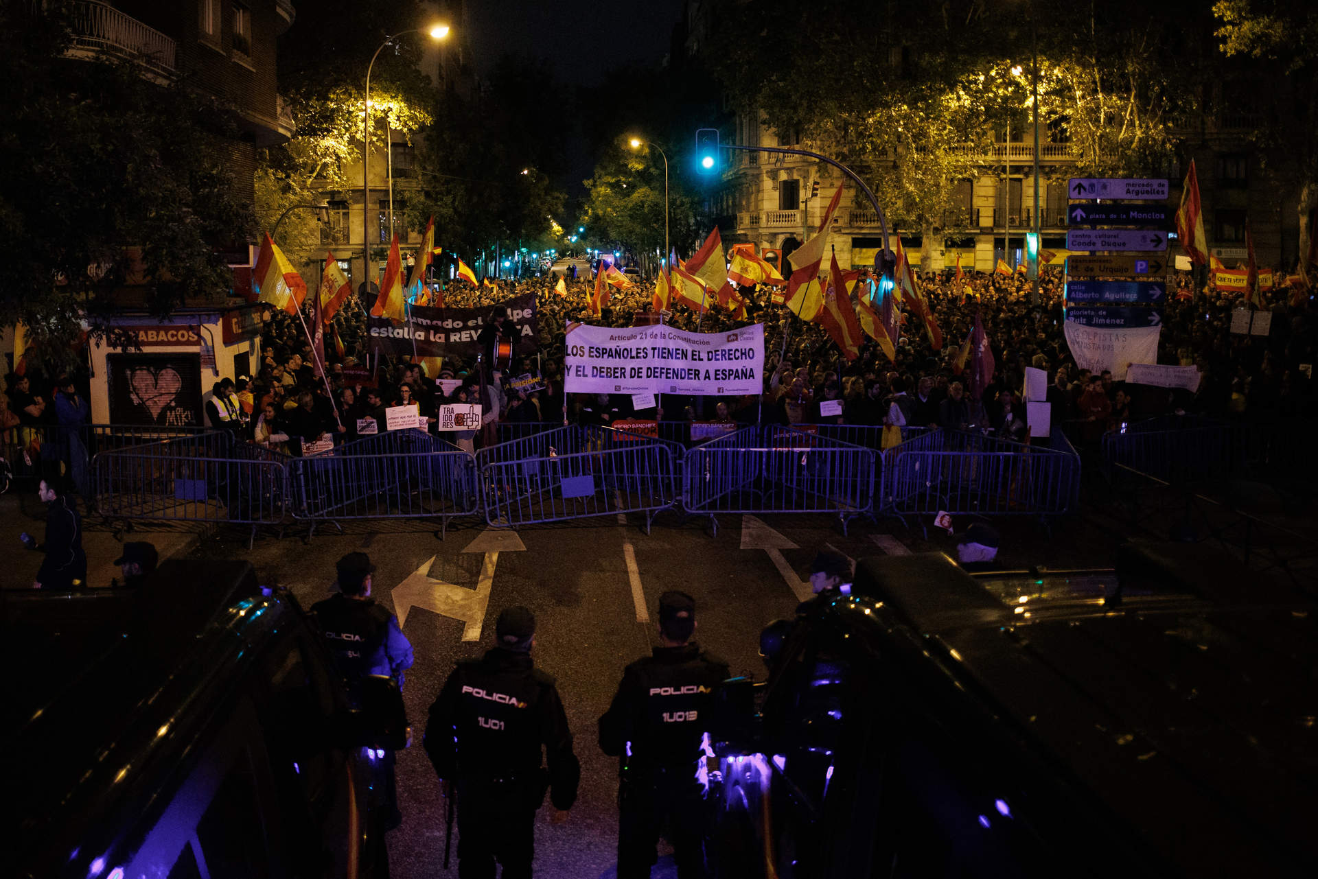 Cargar máis
Decenas de personas portan carteles y pancartas frente a la Policía, durante una protesta en la calle Ferraz.