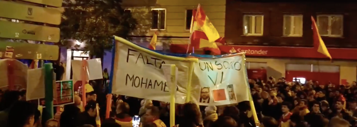 La protesta en Ferraz se llena de muñecas hinchables: ¡No es una