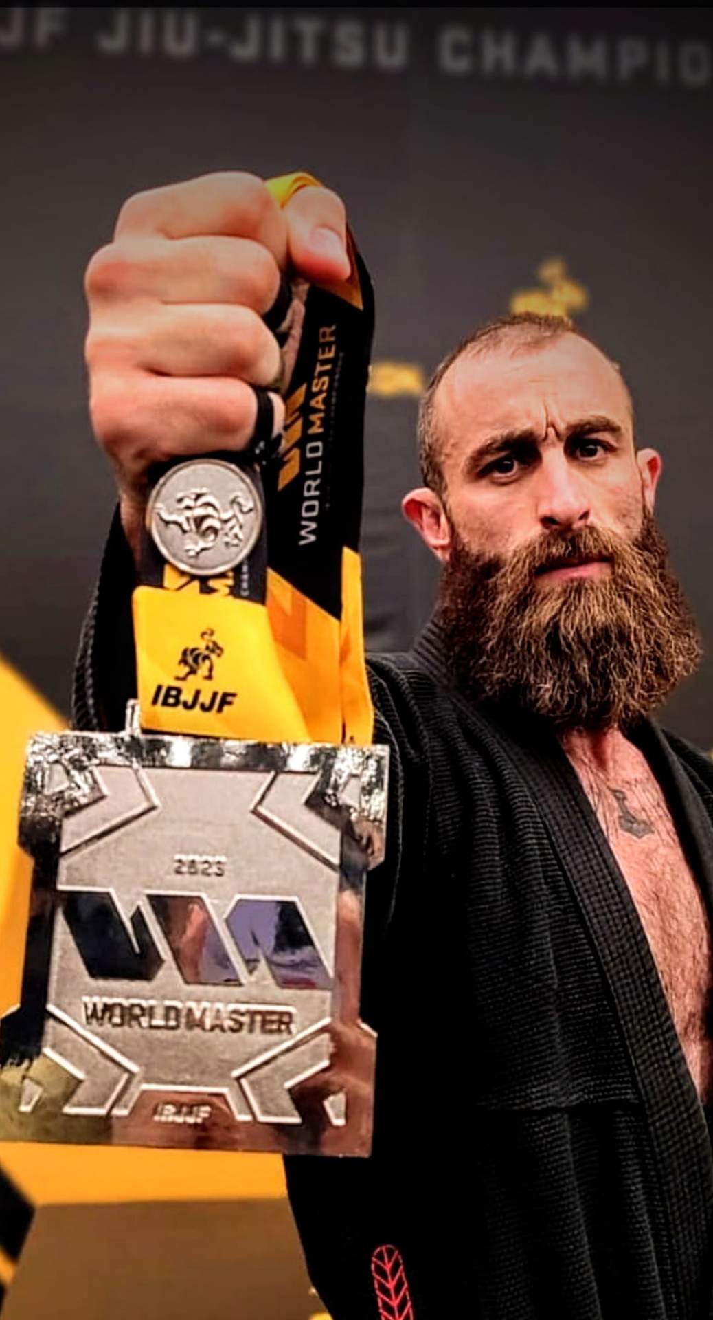 El cabo José Manuel Gallego, con la medalla de subcampeón.