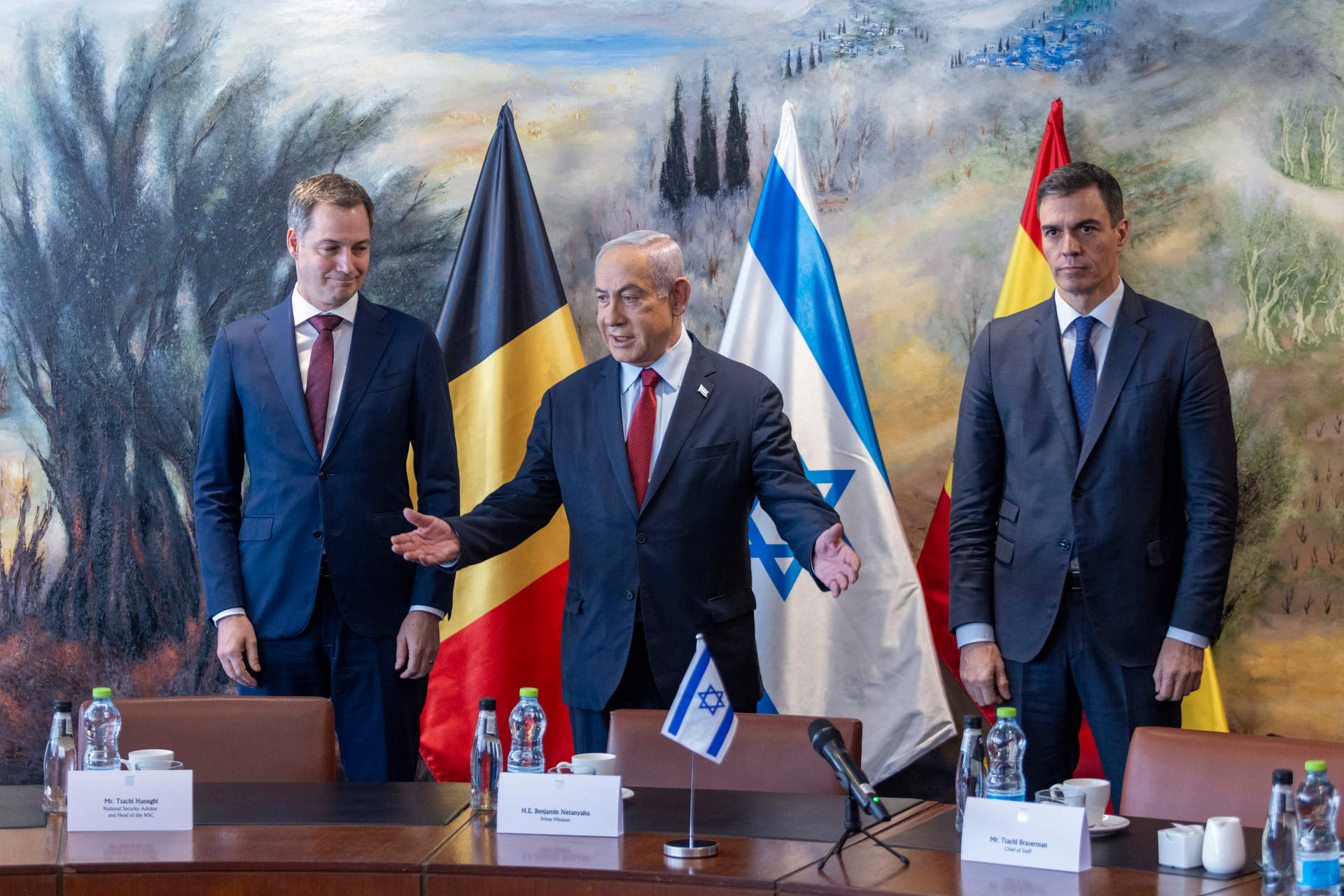 De izquierda a derecha. El primer ministro belga, Alexander de Croo; el primer ministro del Estado de Israel, Benjamin Netanyahu, y el presidente del Gobierno, Pedro Sánchez, durante su encuentro en Jerusalén.