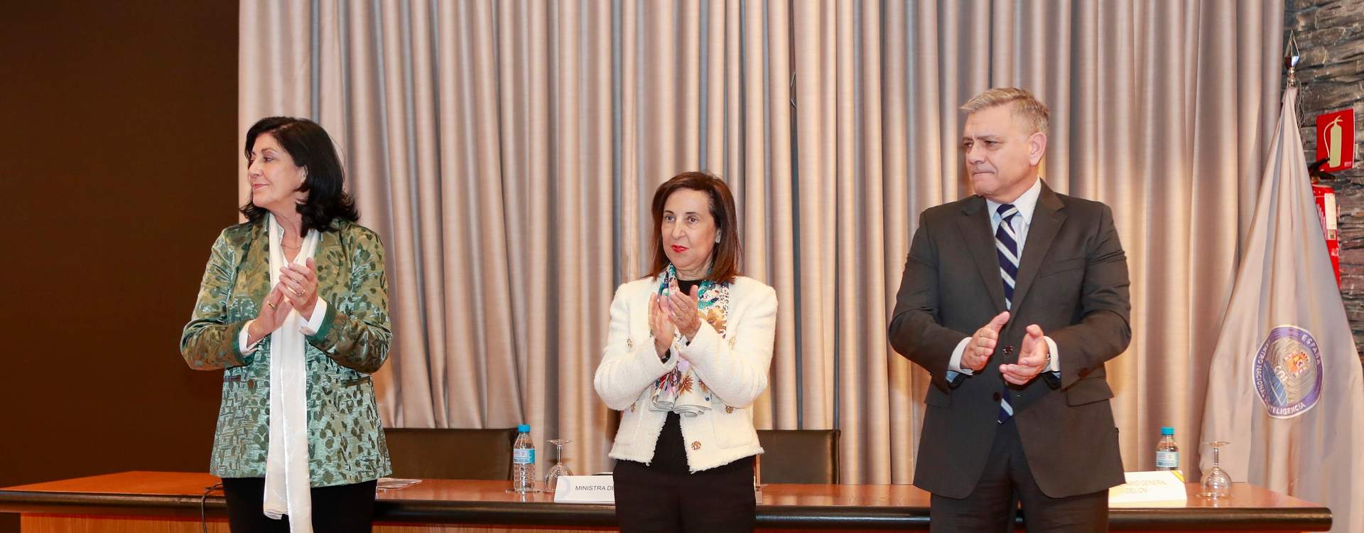 Margarita Robles, junto a la directora y el secretario general del CNI (Foto: Rubén Somonte / MDE).