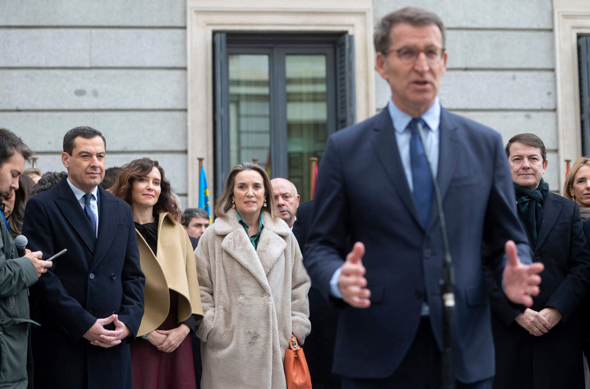 El presidente del Partido Popular, Alberto Núñez Feijóo, atiende a medios a su llegada al acto de homenaje a la Constitución, en el Congreso de los Diputados, a 6 de diciembre de 2023, en Madrid.