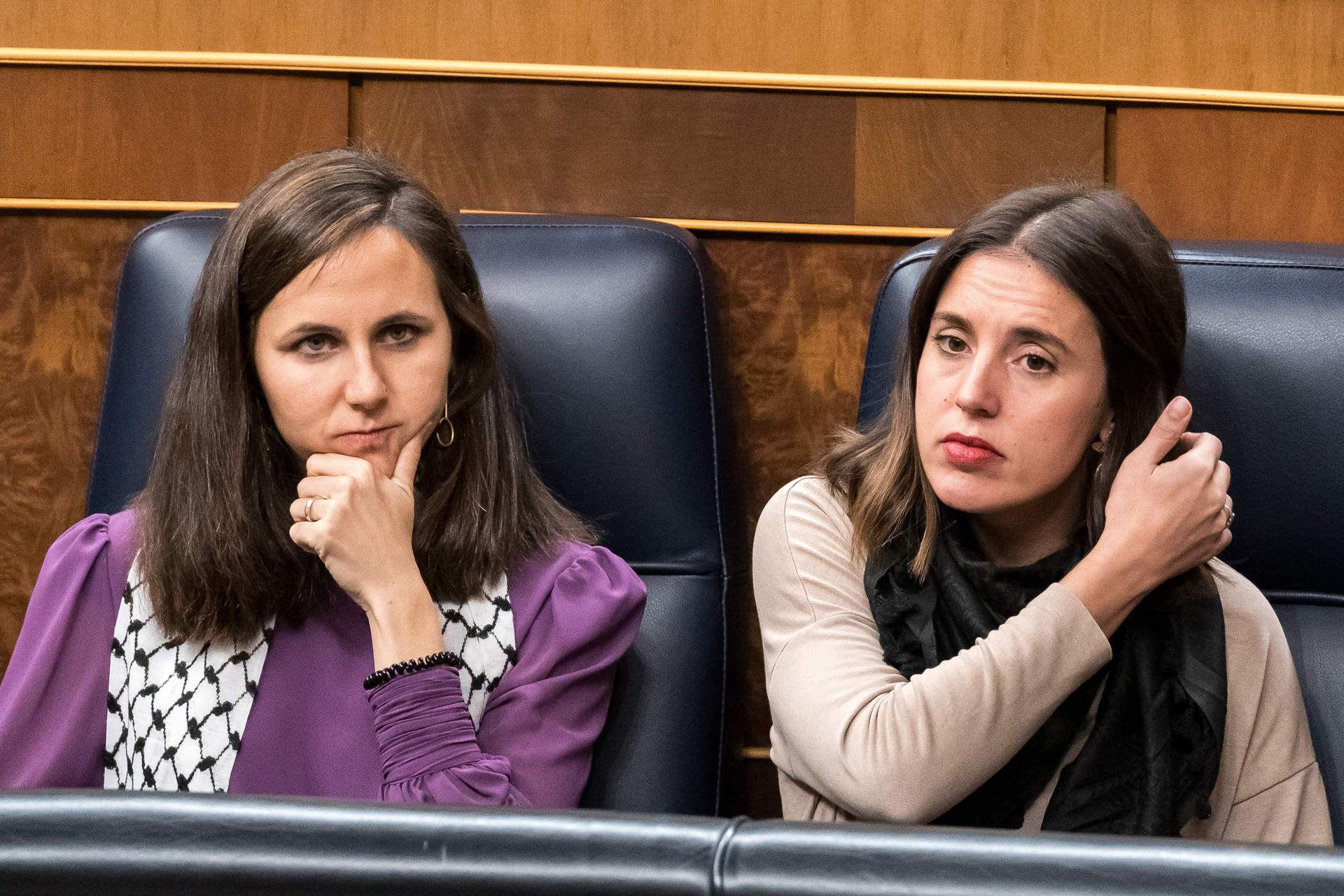 Imagen de recurso de la líder de Podemos , Ione Belarra (i), y la exministra de Igualdad Irene Montero (d) en el Congreso de los Diputados, a 15 de noviembre de 2023, en Madrid.