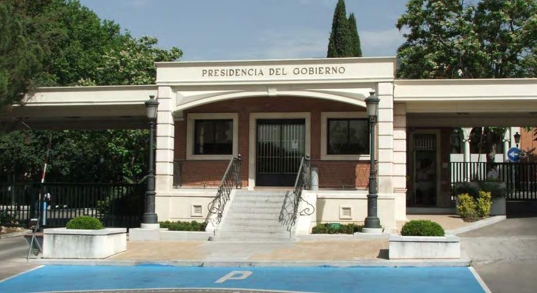 Acceso al Palacio de la Moncloa.