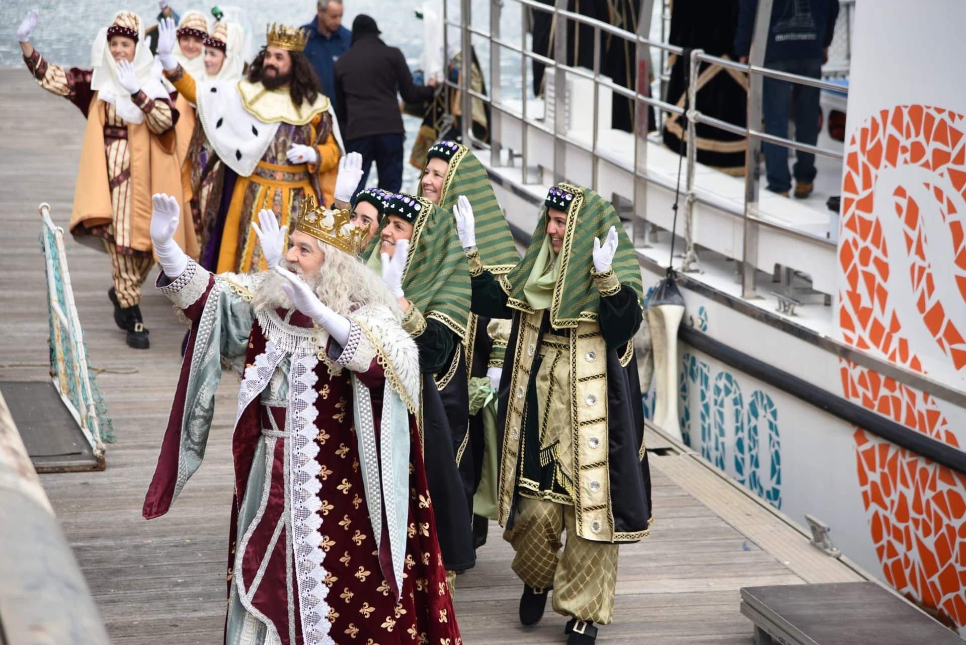 Los Reyes Magos desembarcan en el Puerto de Valencia y comienzan a repartir ilusión a los más pequeños
