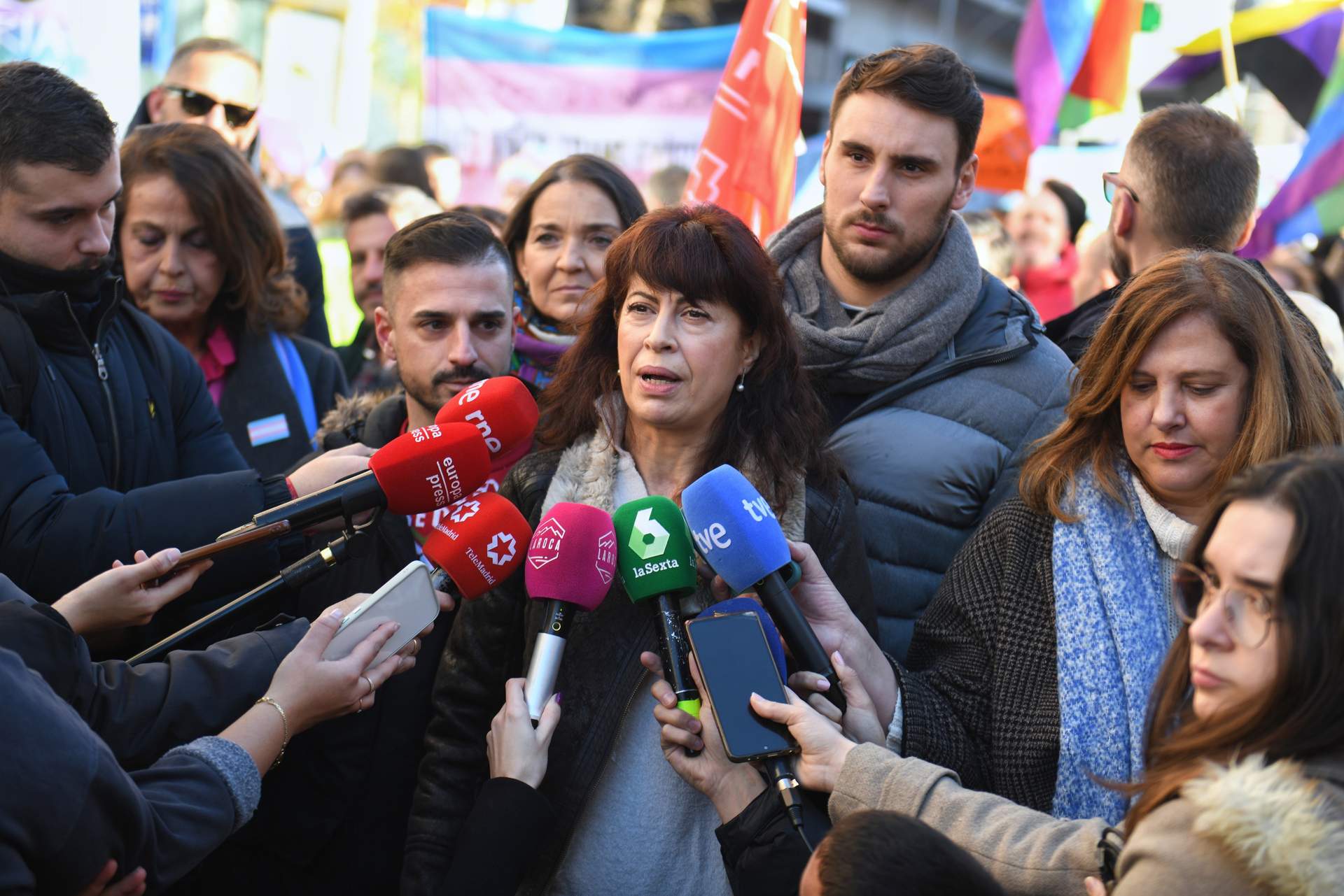 La ministra de Igualdad, Ana Redondo, atiende a los medios de comunicación durante una manifestación en defensa de la Ley LGTBI y la Ley Trans de la Comunidad de Madrid.