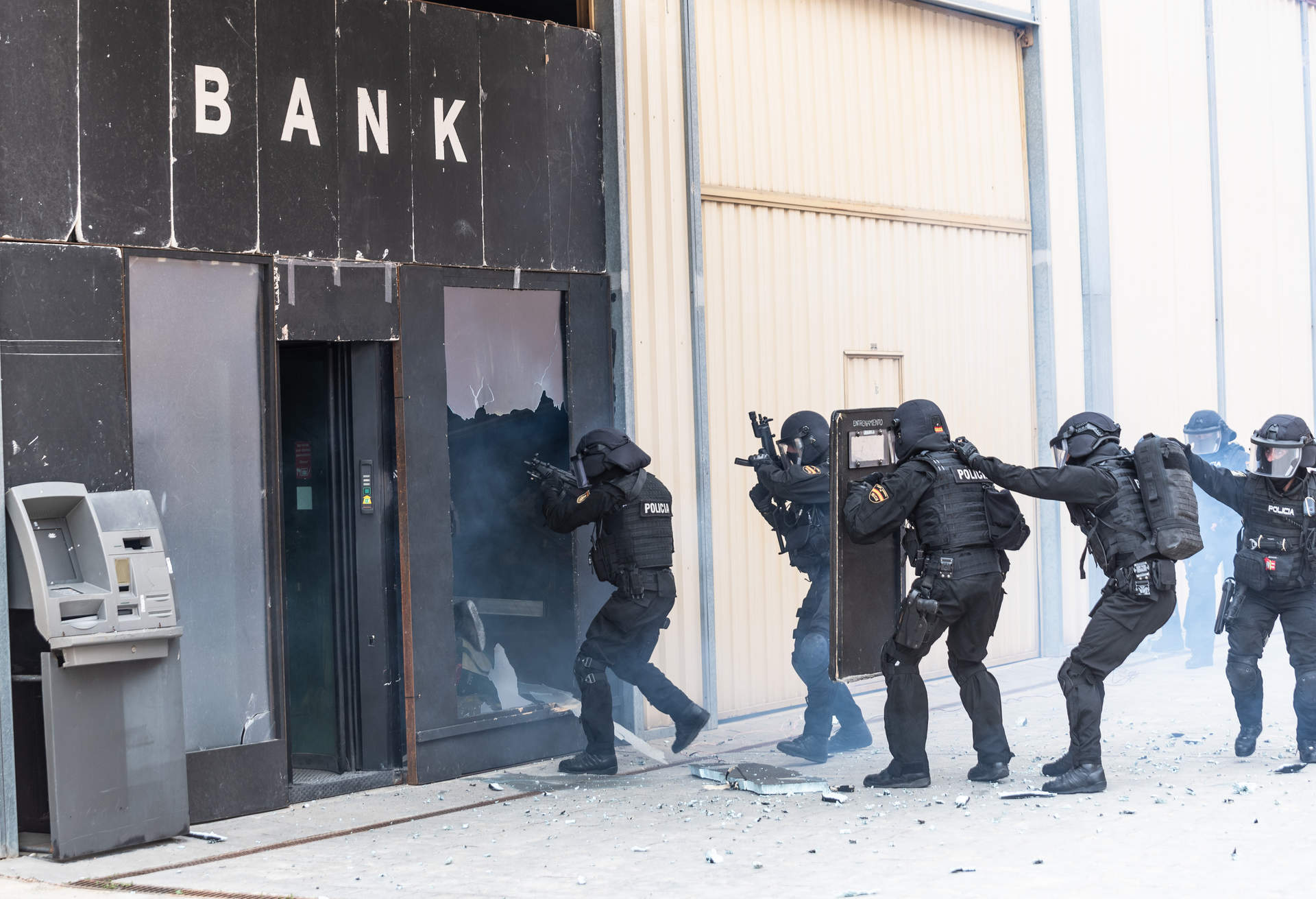 Un grupo de agentes realiza una demostración en la base operativa del Grupo Especial de Operaciones, GEO, de la Policía Nacional (Foto: Rafael Martín / Europa Press).