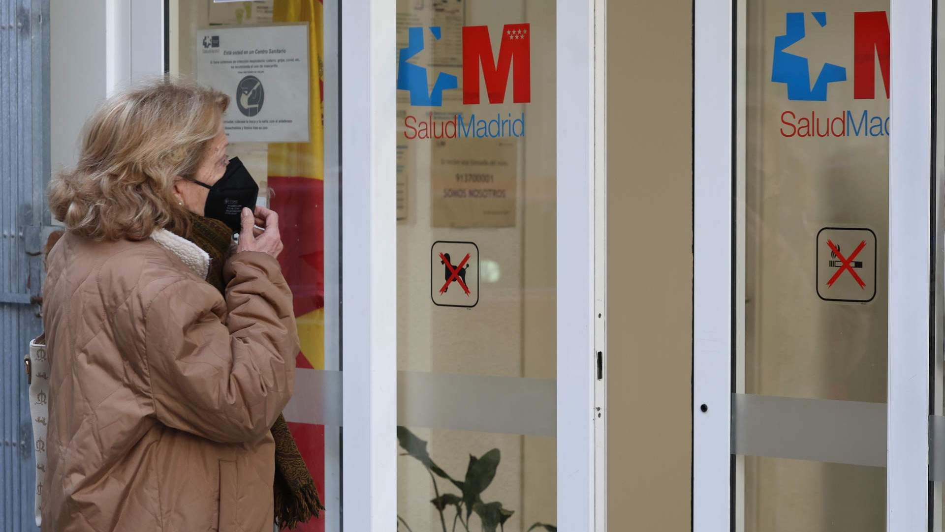 Una mujer con mascarilla entrando en un centro de salud madrileño