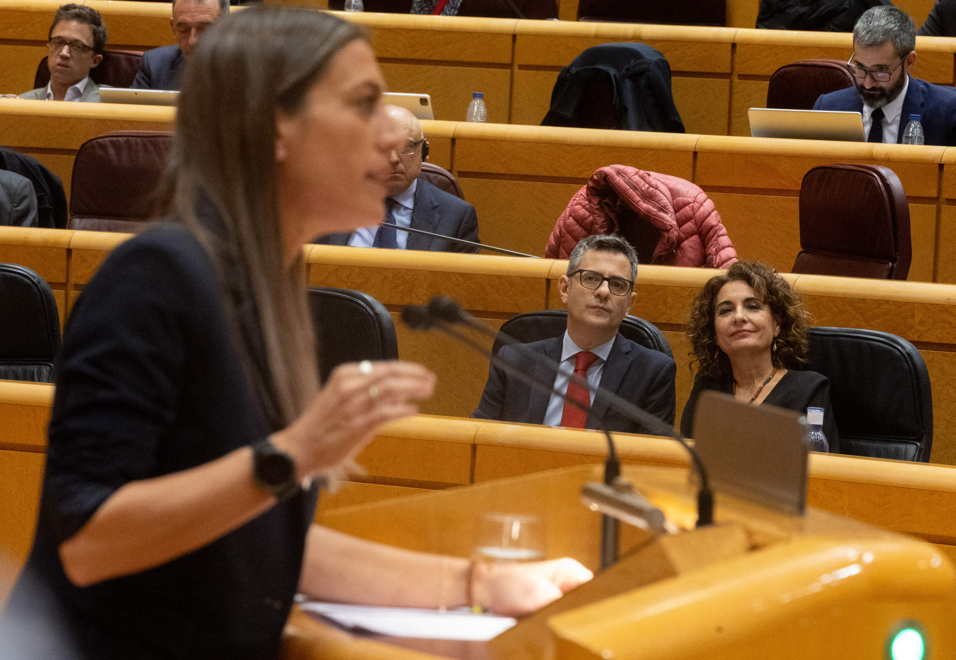 El ministro de la Presidencia, Relaciones con las Cortes y Justicia, Félix Bolaños y la vicepresidenta primera y ministra de Hacienda, María Jesús Montero, mientras interviene la portavoz de Junts en el Congreso, Miriam Nogueras.