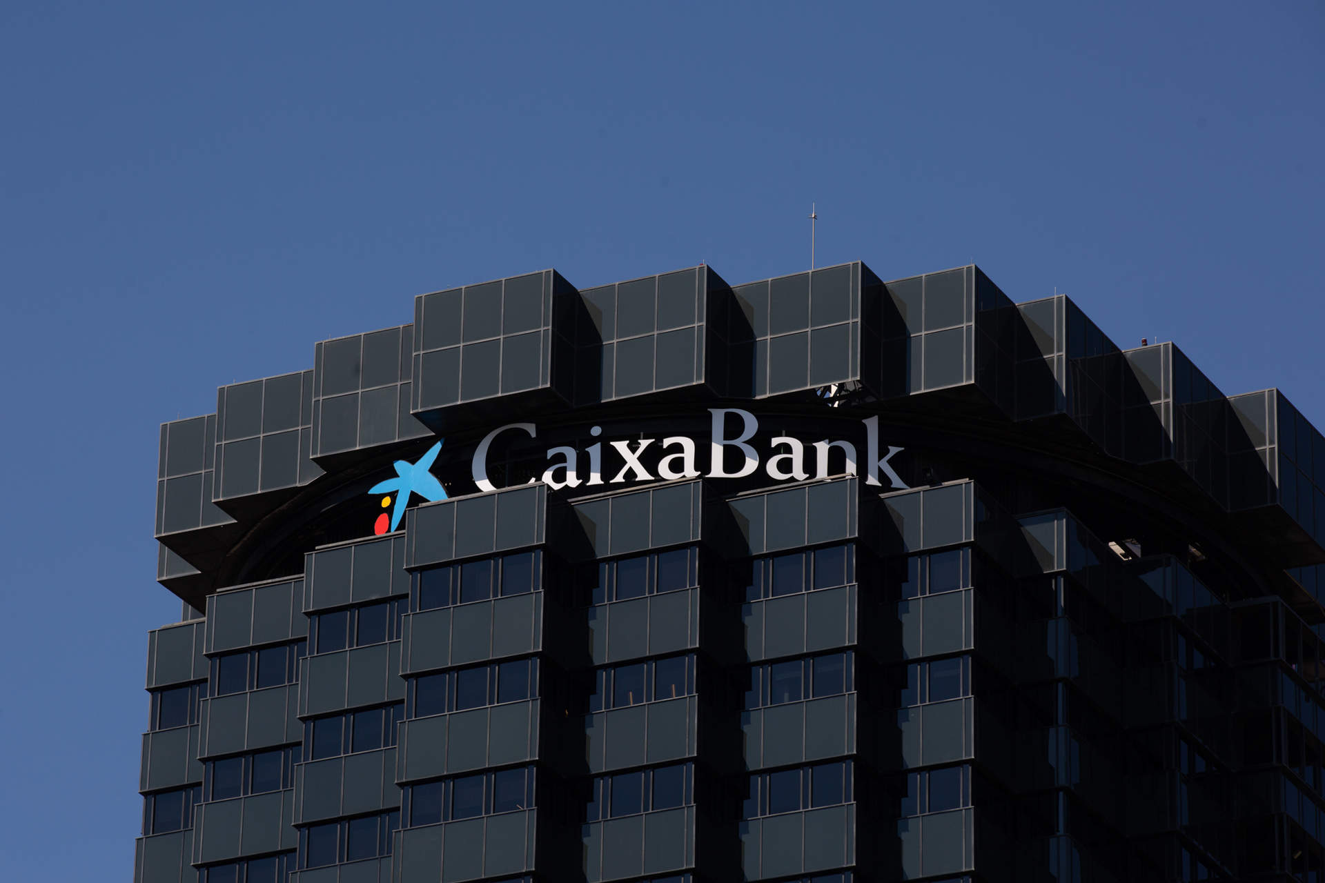 CaixaBank Research prevé un primer semestre de 2024 con una 