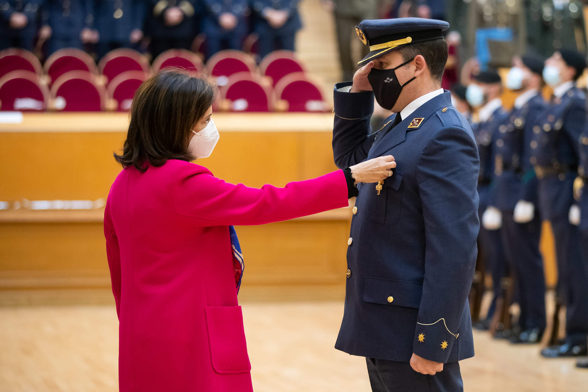 Margarita Robles condecora a un oficial del Ejército del Aire por la evacuación de Kabul (Foto: Ricardo Pérez / MDE).