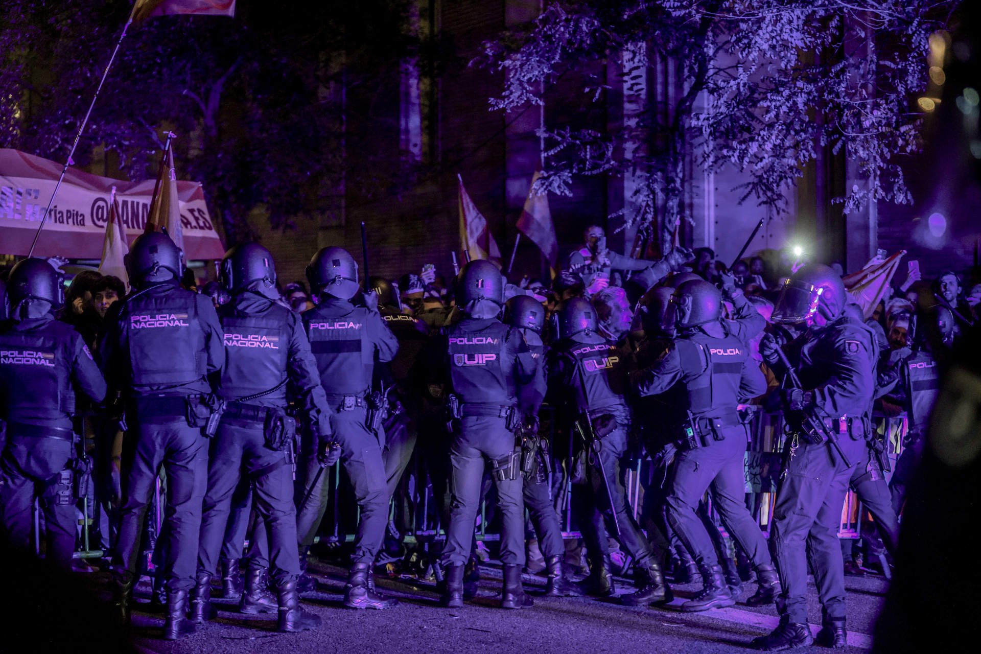 Policías ante manifestantes durante una concentración en contra de la amnistía.