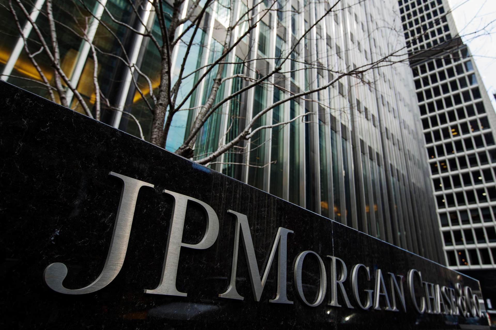 JP Morgan rebaja la valoración de bancos españoles ante previsibles recortes de los tipos de interés