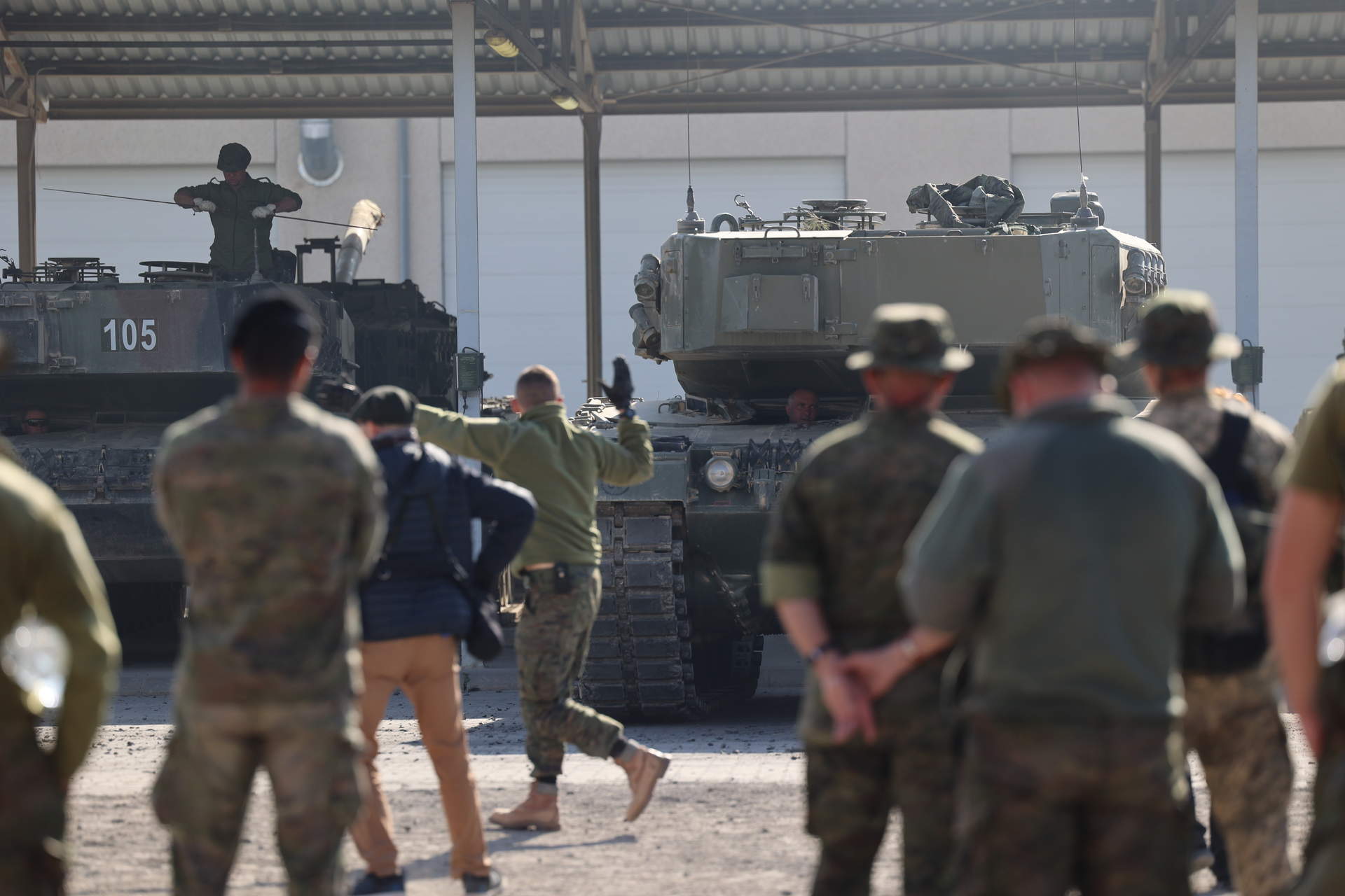 Militares españoles instruyen a ucranianos en el manejo de carros Leopardo (Foto: Fabián Simón / Europa Press).
