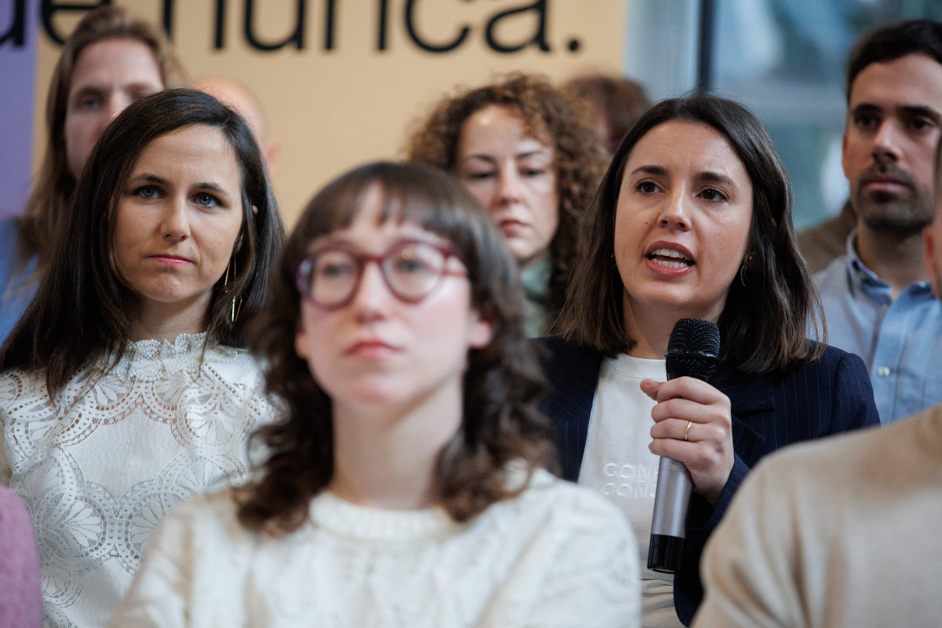 La secretaria general de Podemos, Ione Belarra (i) y la secretaría política de Podemos, Irene Montero (d), intervienen durante la presentación de su candidatura ‘Ahora más que nunca’ a las elecciones Europeas.