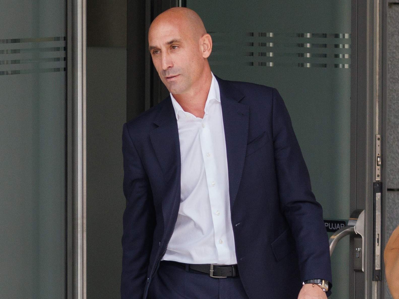 El expresidente de la Real Federación Española de Fútbol (RFEF), Luis Rubiales, sale de declarar en la Audiencia Nacional, a 15 de septiembre de 2023, en Madrid (España). El juez de la Audiencia Nacional Francisco de Jorge interroga hoy al expresidente de la Real Federación Española de Fútbol (RFEF), Luis Rubiales, como imputado por el beso en la boca que propinó a la jugadora de la selección Jenni Hermoso en la entrega de trofeos del Mundial en Sidney (Australia). Fue este lunes, 11 de septiembre, cuando el juez admitió la querella presentada por la Fiscalía por los delitos de agresión sexual y coacciones contra Rubiales.
15 SEPTIEMBRE 2023;RUBIALES;AUDIENCIA NACIONAL;RFEF;FUTBOL
Eduardo Parra / Europa Press
15/9/2023