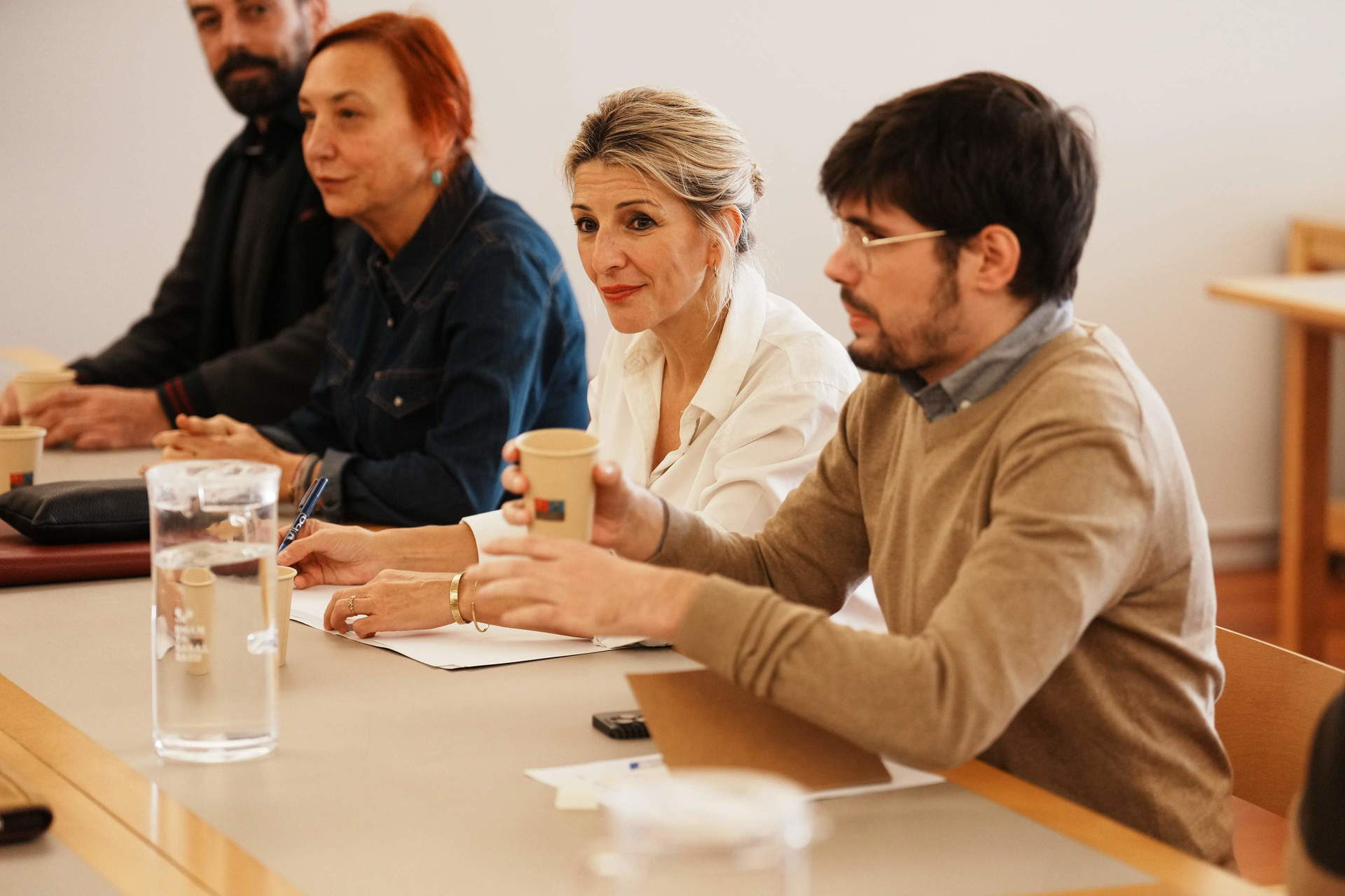 El diputado de Sumar Lander Martínez y la vicepresidenta segunda del Gobierno y líder de Sumar, Yolanda Díaz, durante un acto de precampaña electoral, en la sala Elhyar, a 15 de diciembre de 2023, en Bilbao, Bizkaia.