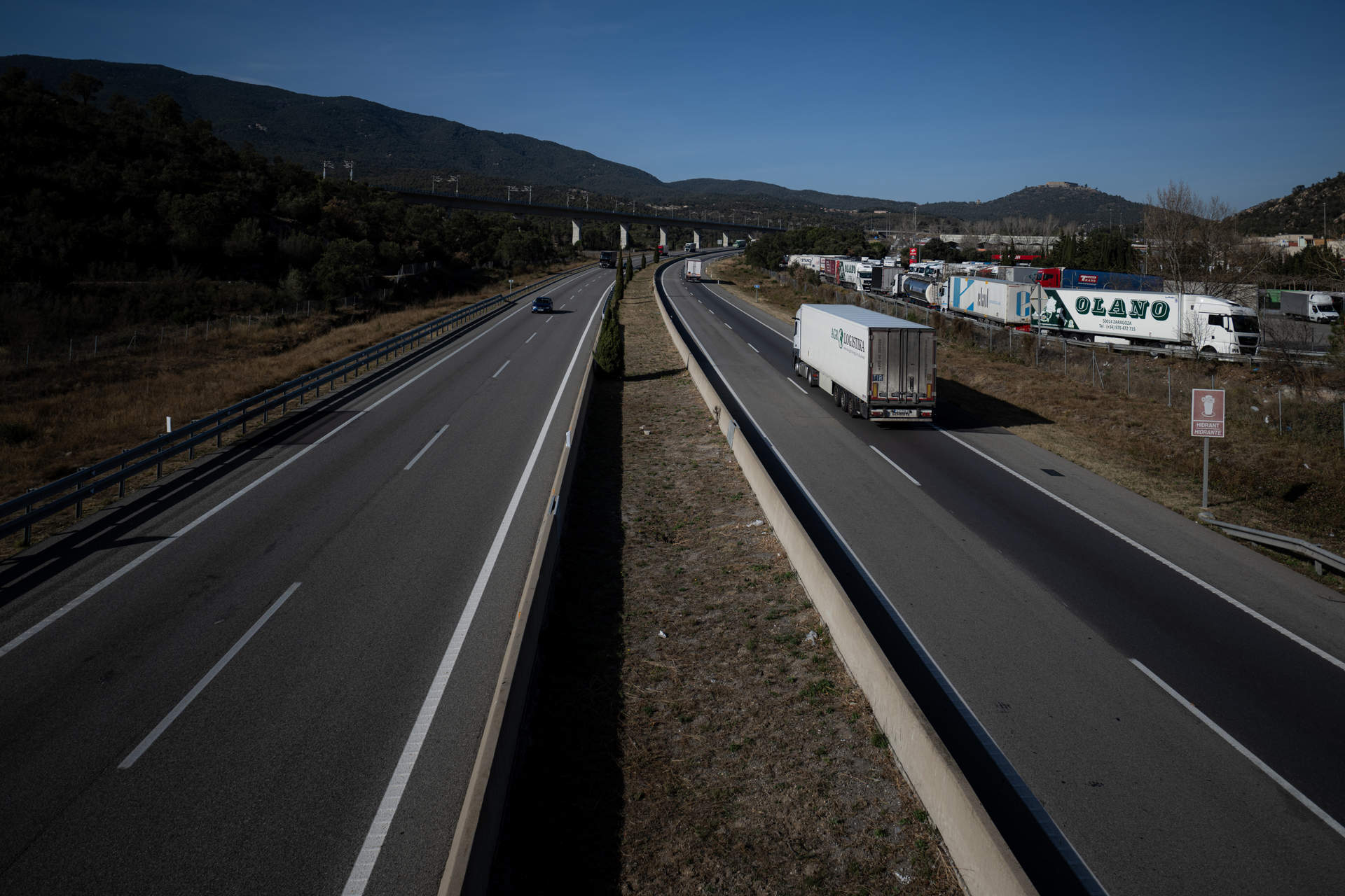 Bruselas pide explicaciones a Francia sobre ataques a camiones españoles y no ve competencia desleal