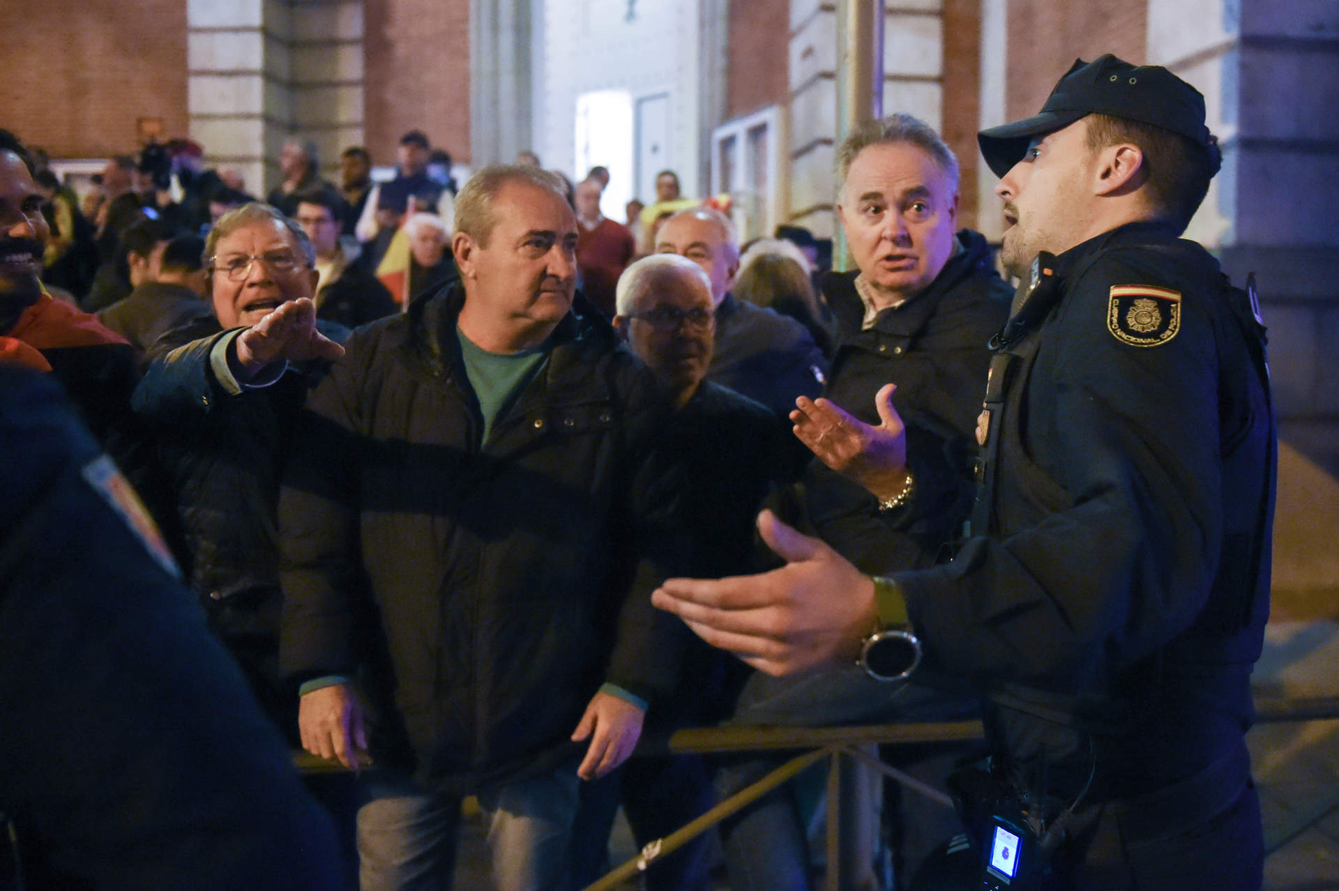 La Policía vuelve a acordonar con vallas la sede del PSOE en Ferraz tras un aumento de manifestantes contra la amnistía